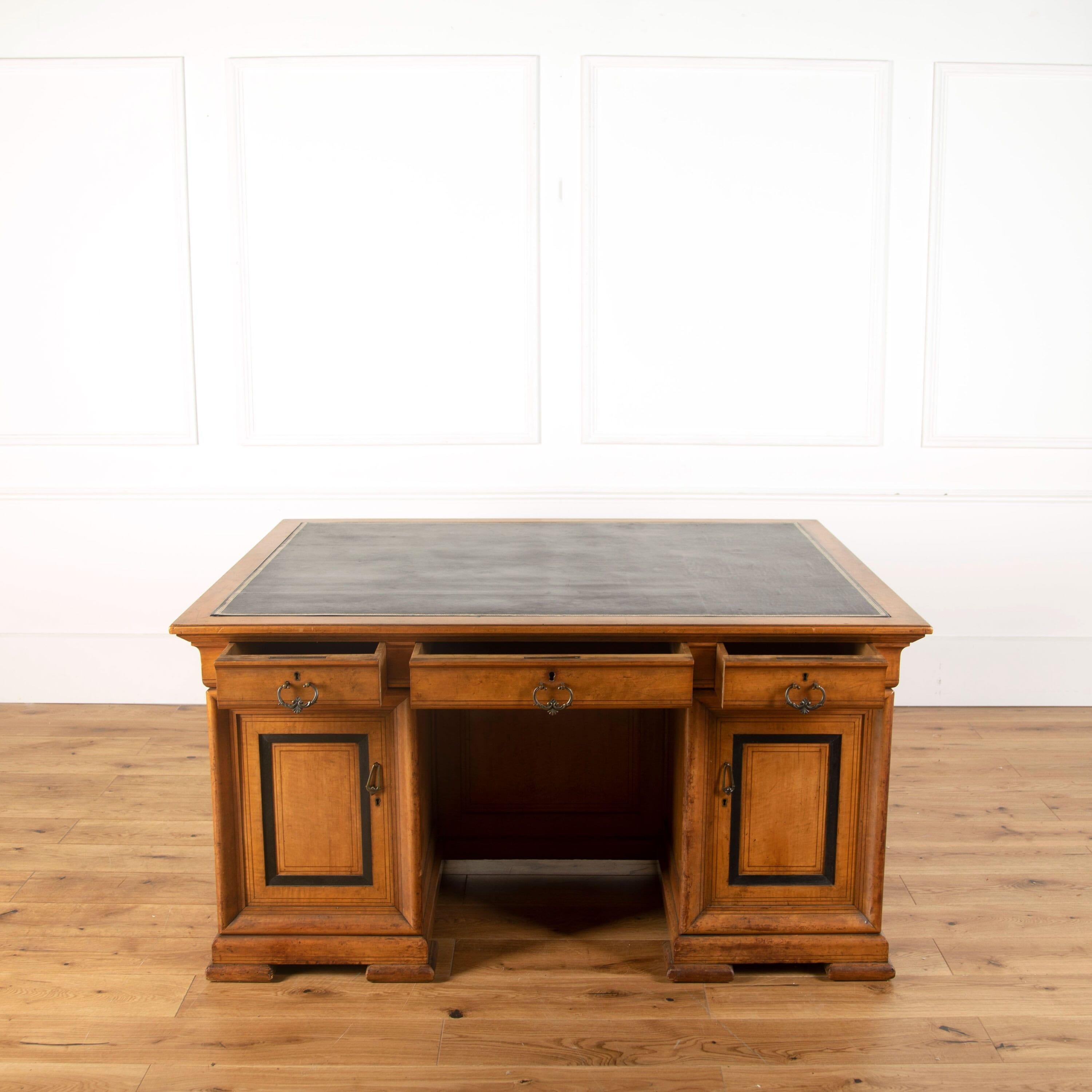 Satinwood and Ebony Desk In Good Condition In Gloucestershire, GB