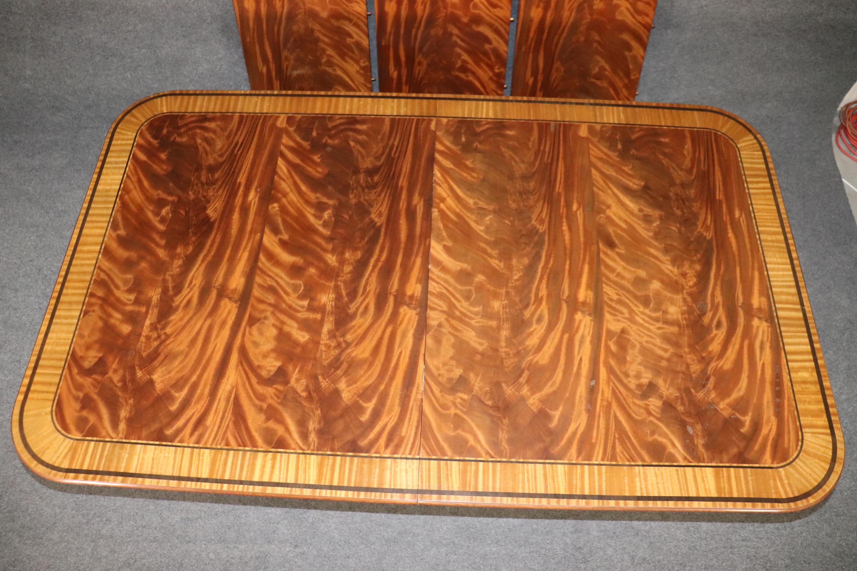 Satinwood Banded Flame Mahogany Sheraton Style Dining Table with 3 Leaves In Good Condition In Swedesboro, NJ