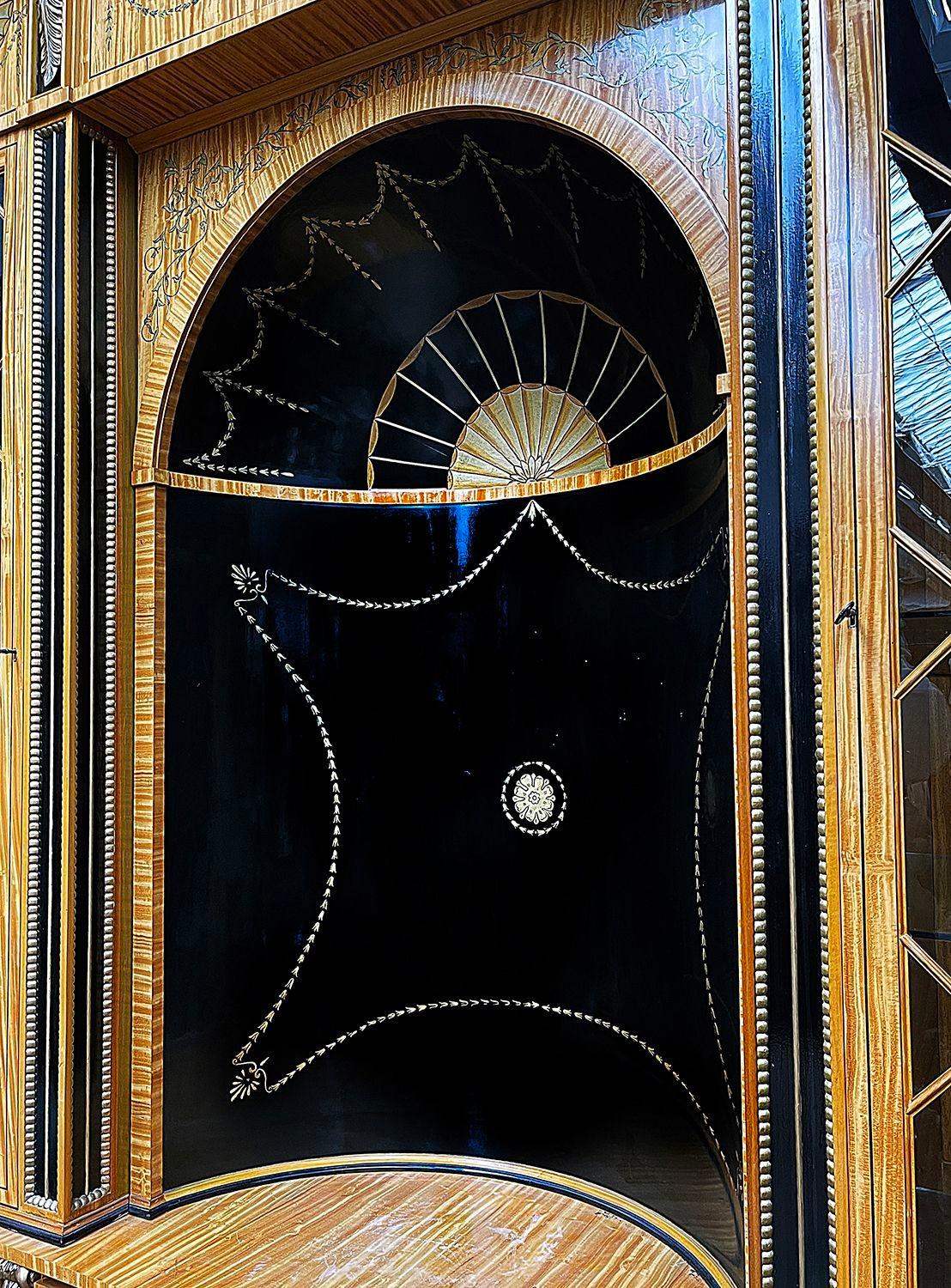 Bücherregal aus Seidenholz im Stil von Thomas Chippendale. im Zustand „Gut“ im Angebot in Brighton, Sussex