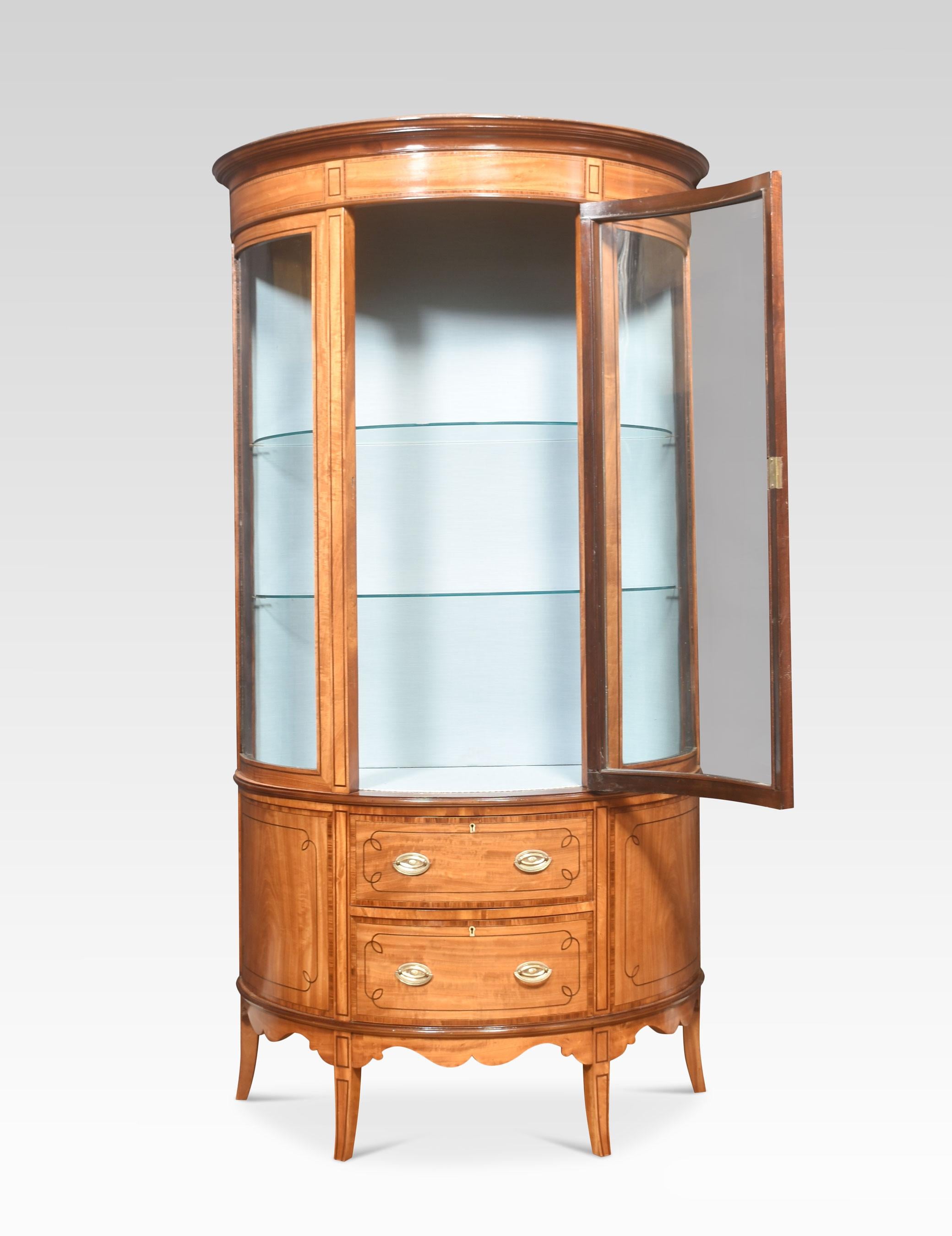 Satinwood Bowed Display Cabinet In Good Condition For Sale In Cheshire, GB