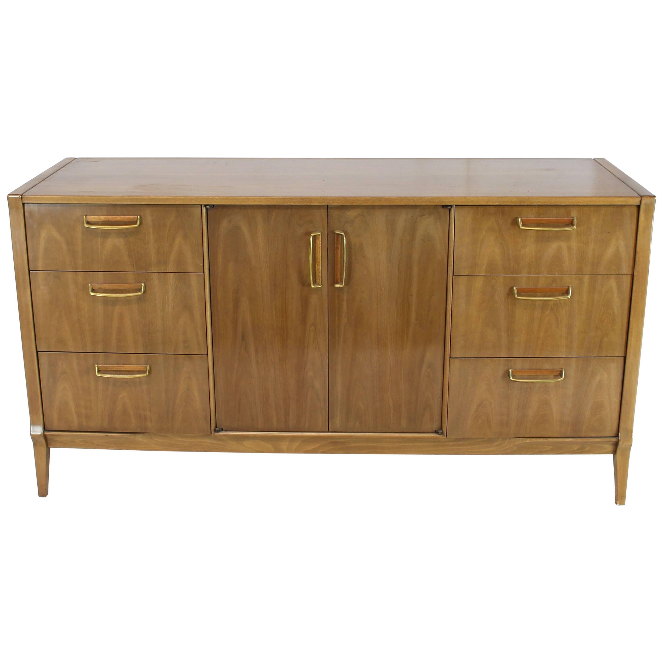Credenza moderna del Mid-Century con finitura in tonalità corno.
Belle maniglie in ottone massiccio.
