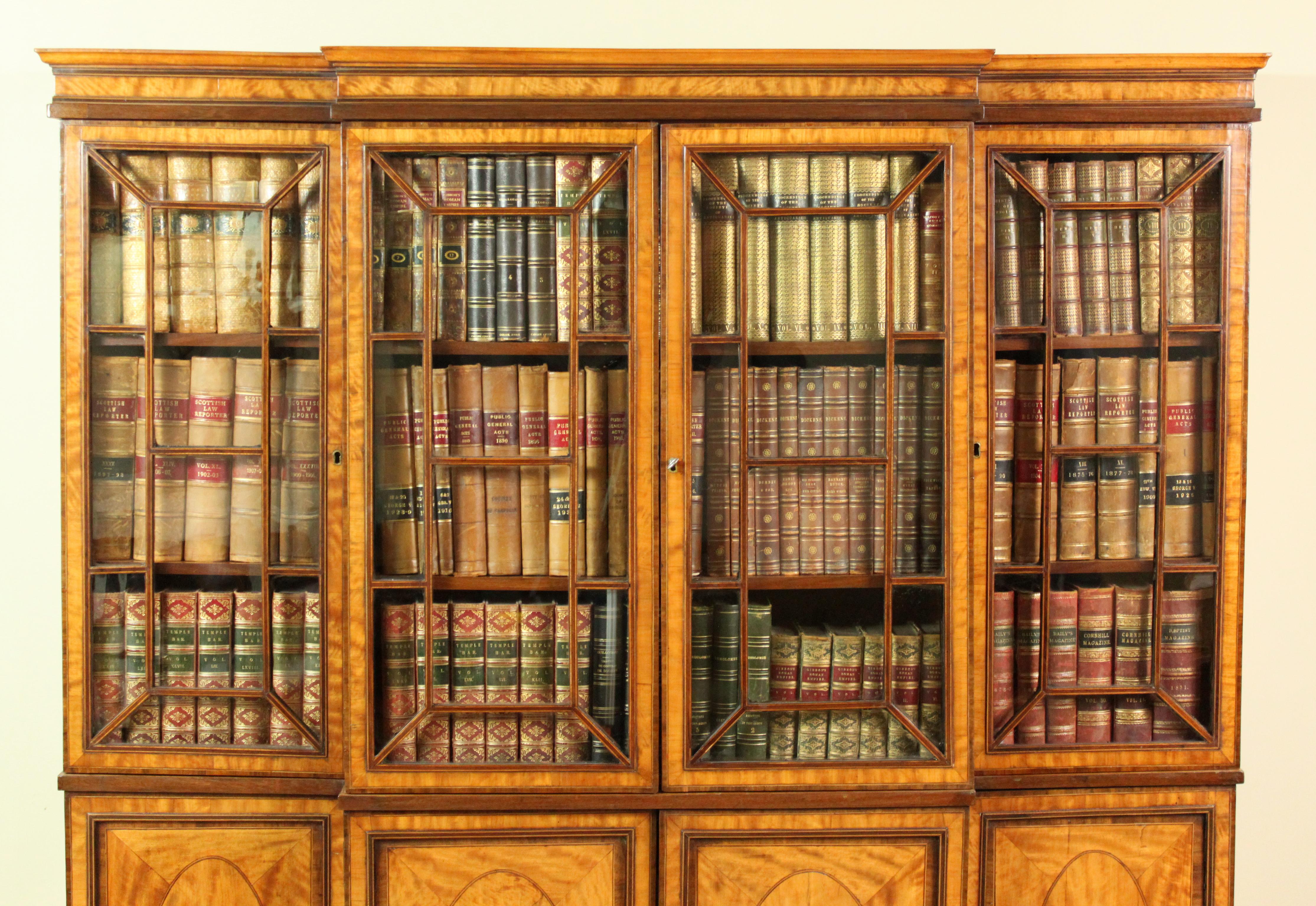 Libreria georgiana in legno satinato
Una libreria a due ante del periodo Sheraton di dimensioni insolitamente ridotte: impiallacciata in legno di raso con intarsio di cuore viola, bordatura in legno di re, incordatura in legno di bosso ed ebano.