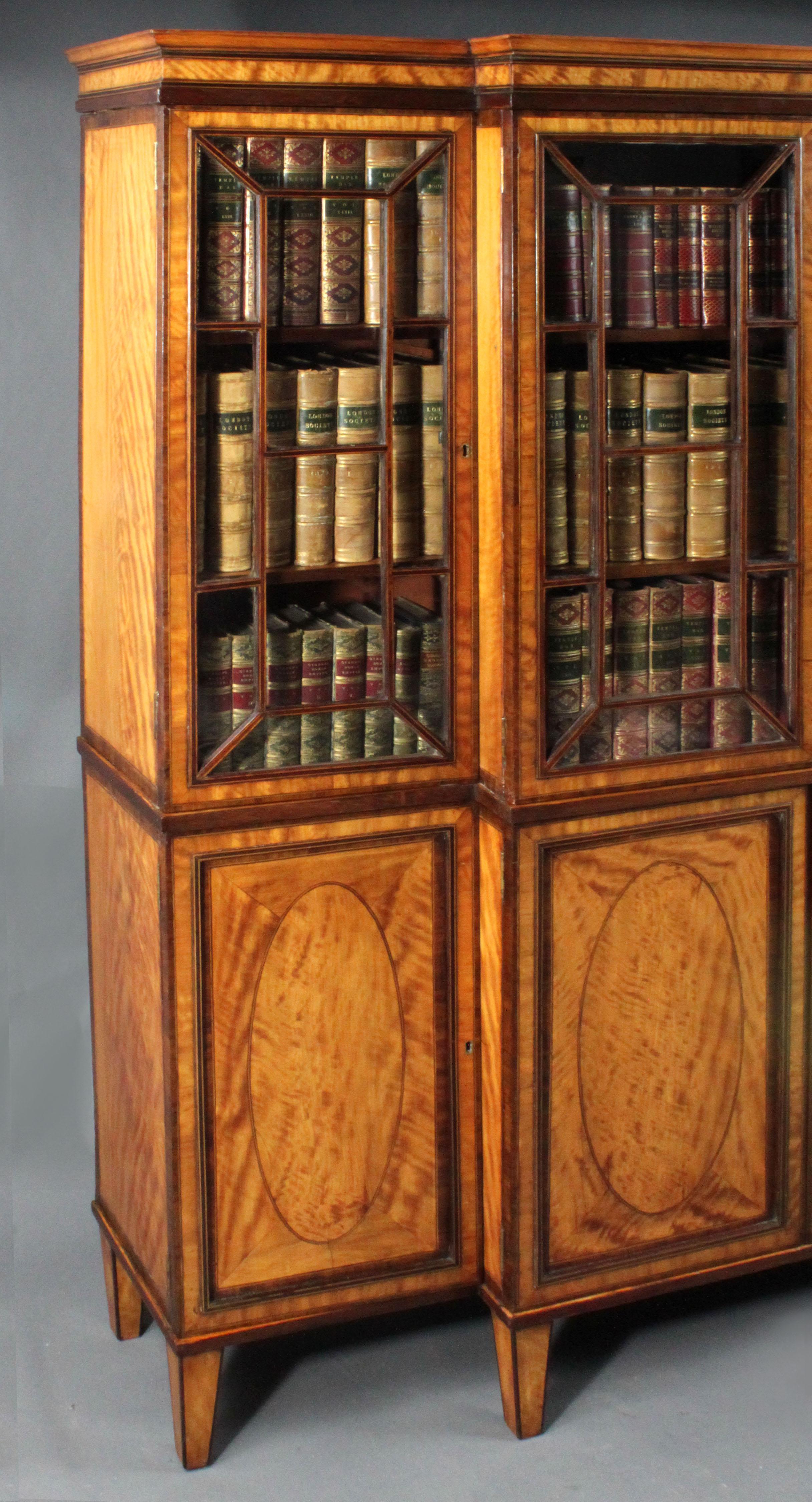 Libreria Breakfront in raso In condizioni buone in vendita a Bradford-on-Avon, Wiltshire