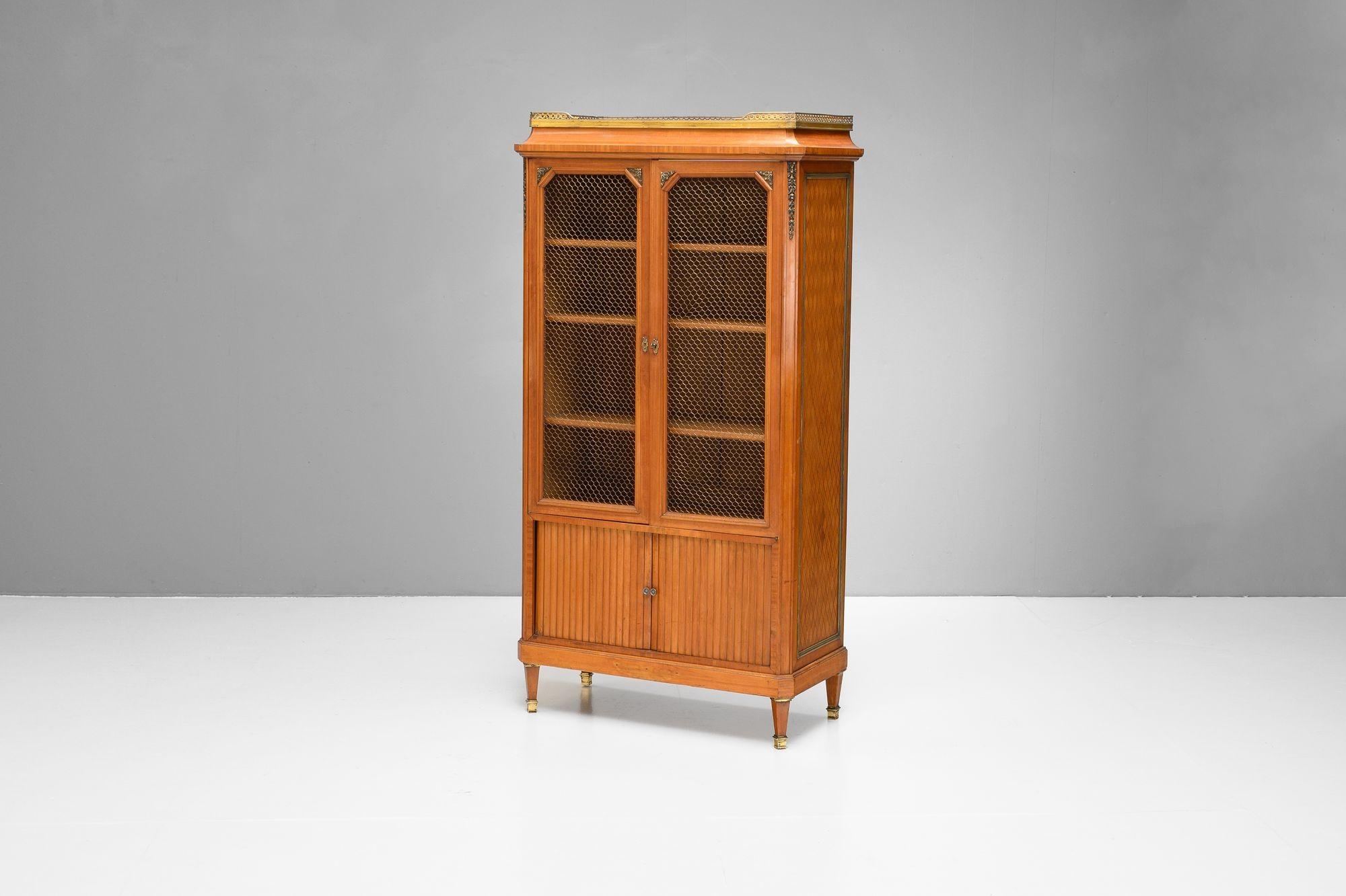 Armadio a due ante in legno satinato con rete in ottone e piano d'appoggio a gallerie. Francia circa 1930.

H. H. 160cm x L. 83cm x P. 40cm