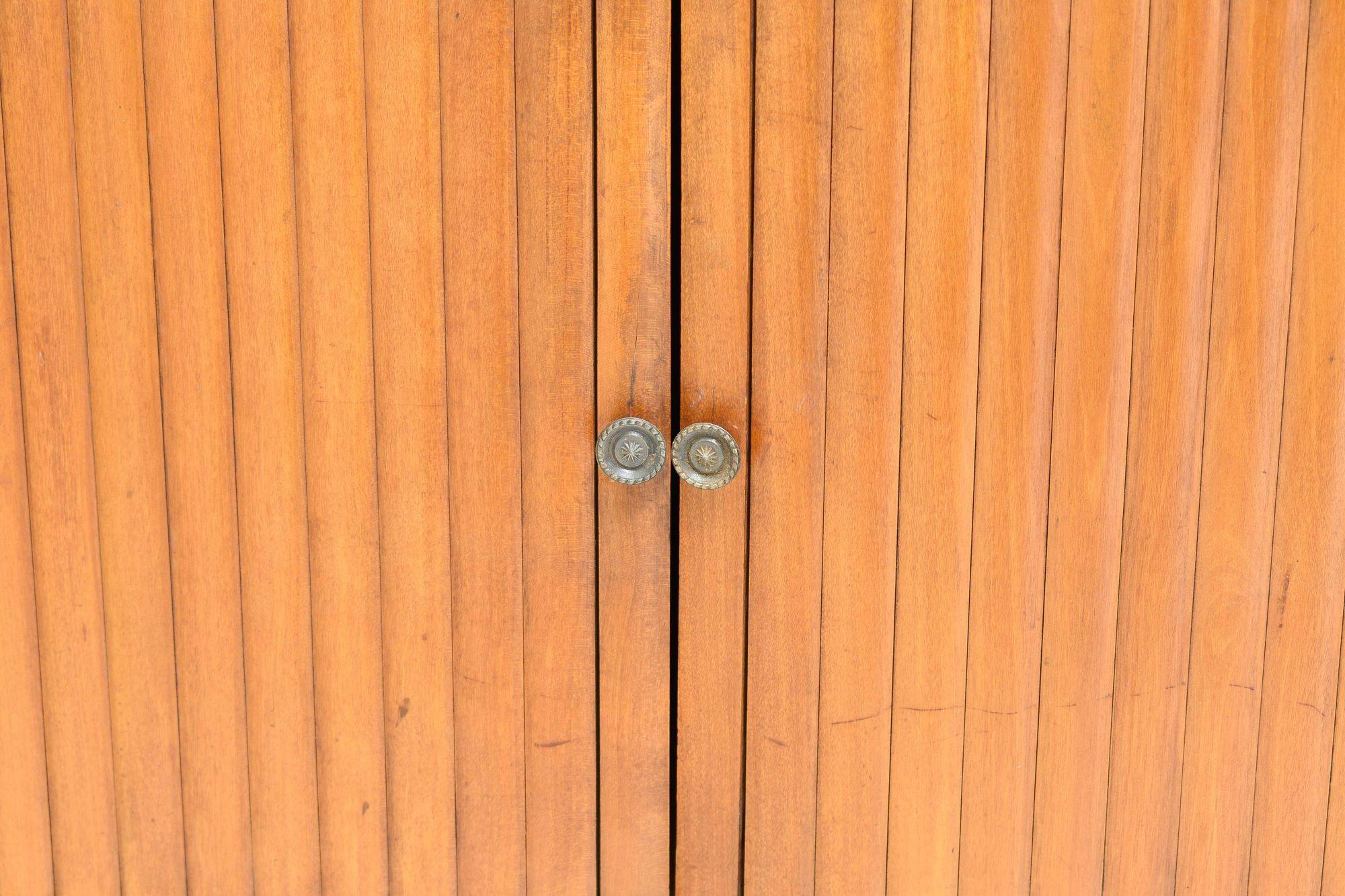 Legno di seta Armadietto in legno satinato in vendita