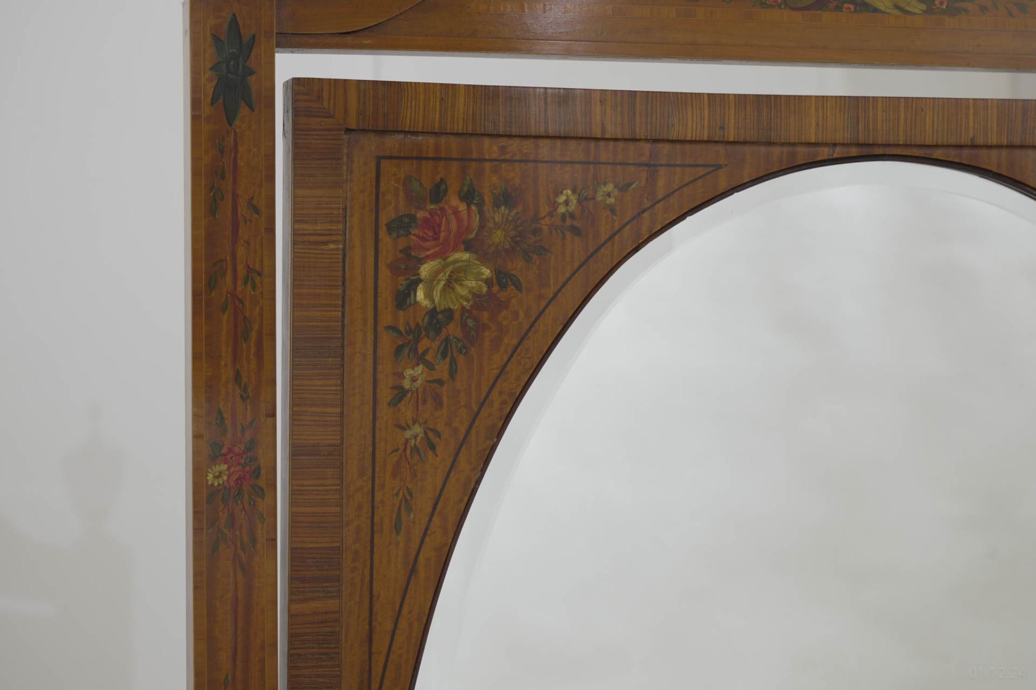 Vous voyez ici un magnifique miroir chevaleresque en bois satiné de Maple and Co.
Circa date 1890
Fabriqué à la main en bois de satin avec des motifs floraux peints à la main.
Maple and Co. était un important fabricant et détaillant britannique de