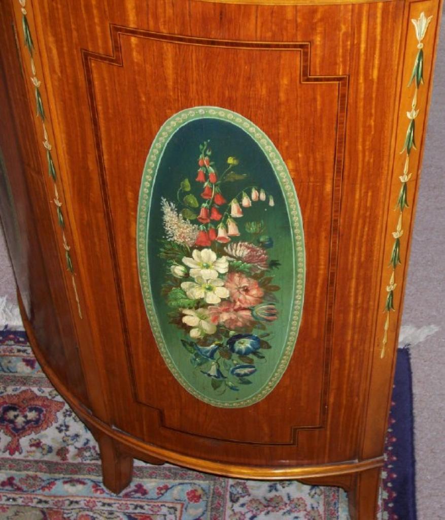 Armadio Demilune a un'anta dipinto a mano, legno di noce satinato del XIX secolo,  porta d'ingresso con una romantica scena di pittura e fiori dipinti ai lati.