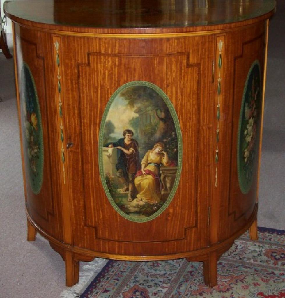 Europeo Commode dipinta in satinwood Demilune in vendita