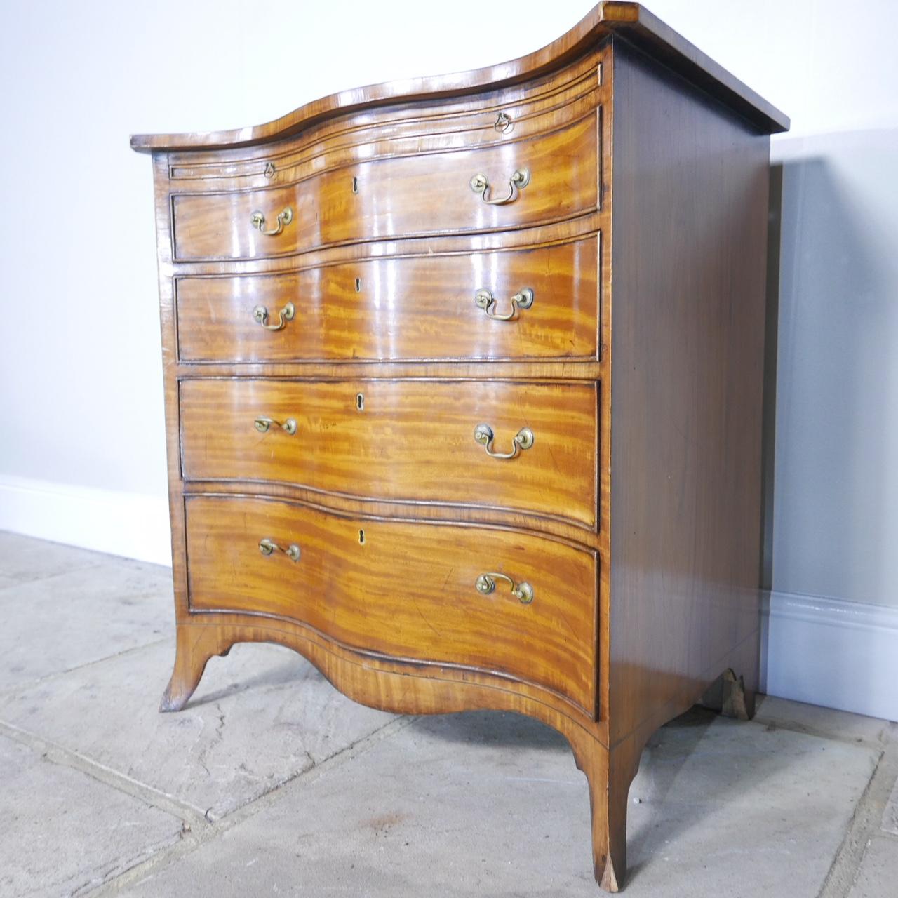 Satinwood English Serpentine Chest of Drawers In Good Condition In London, GB