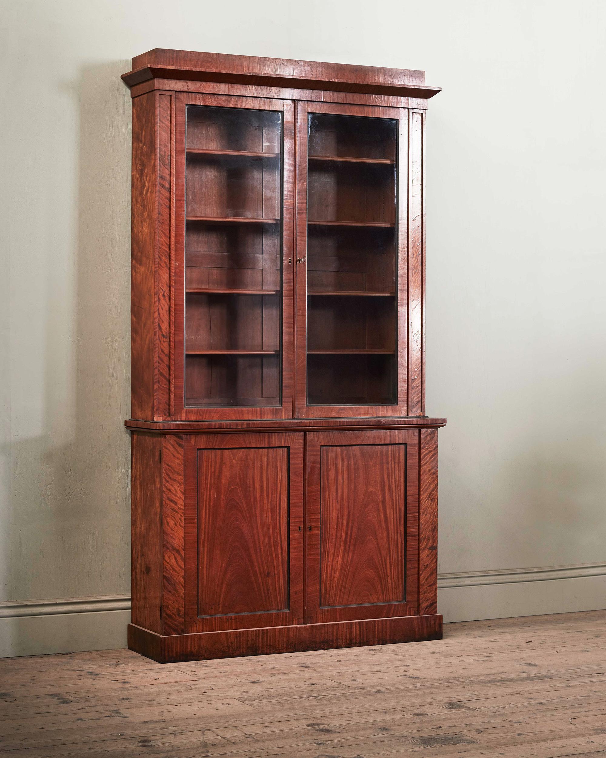 Una libreria in legno satinato smaltato del primo Ottocento

Le linee decise e le forme architettoniche sono completate dalla lucentezza del legno satinato, ancora morbido e delicato nella sua patinatura superficiale, che mette in risalto le