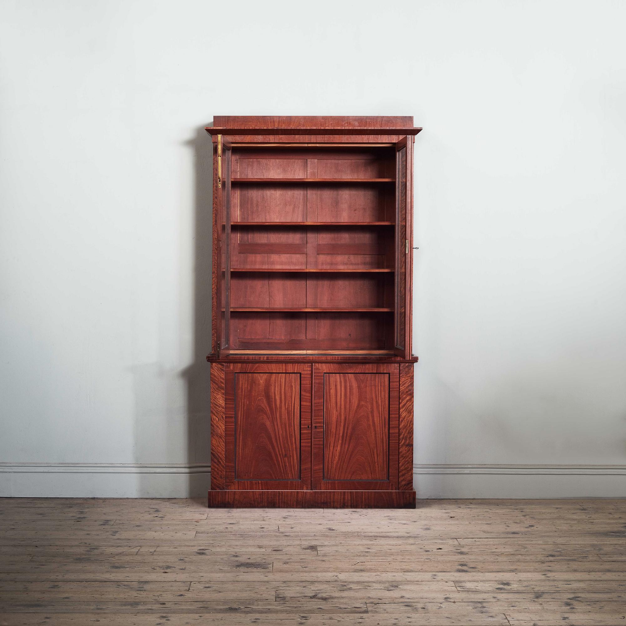 Smaltato Libreria in legno satinato smaltato, inizio XIX secolo in vendita
