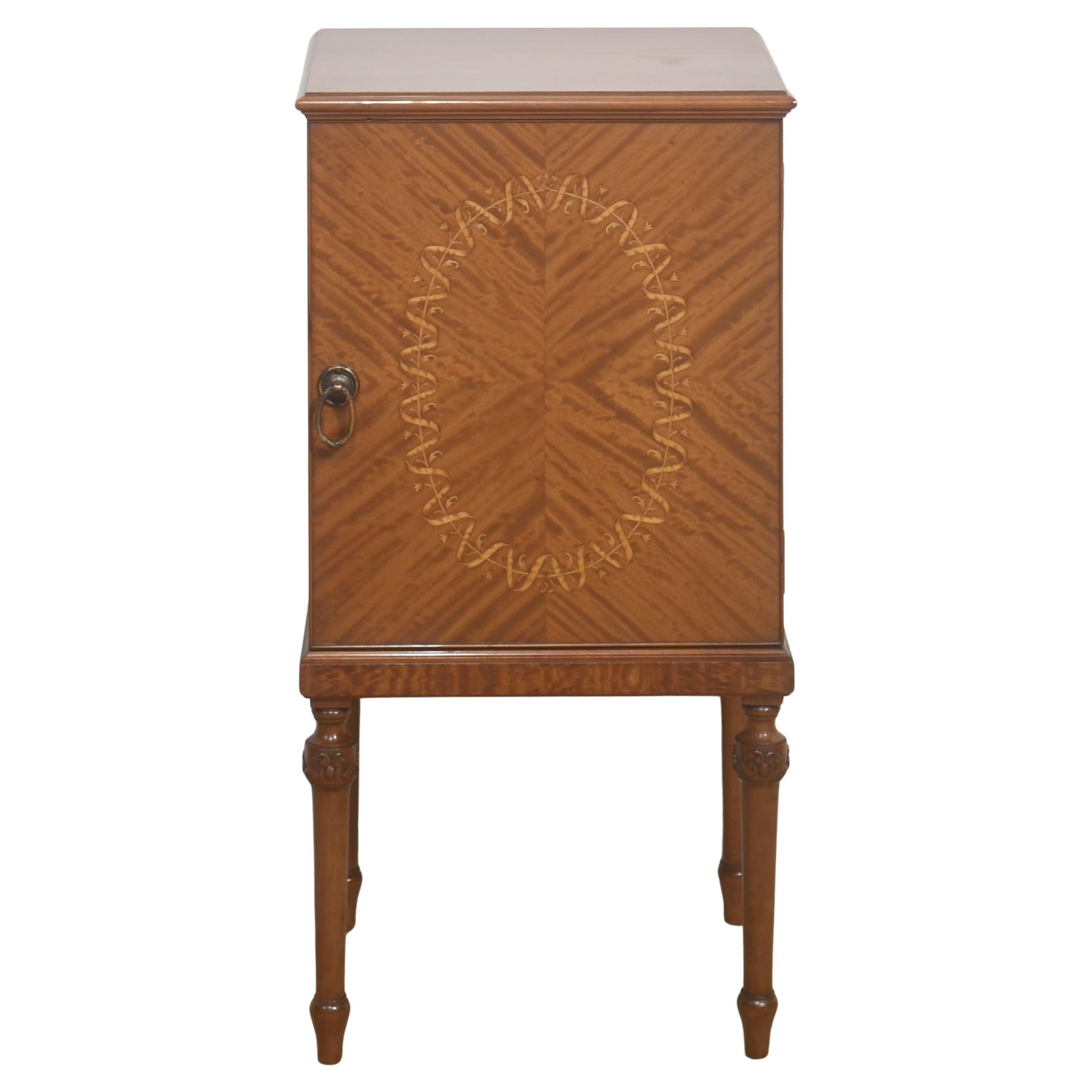 Meuble de chevet en marqueterie de bois de satin