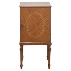 Mesilla de noche con incrustaciones de madera de satén