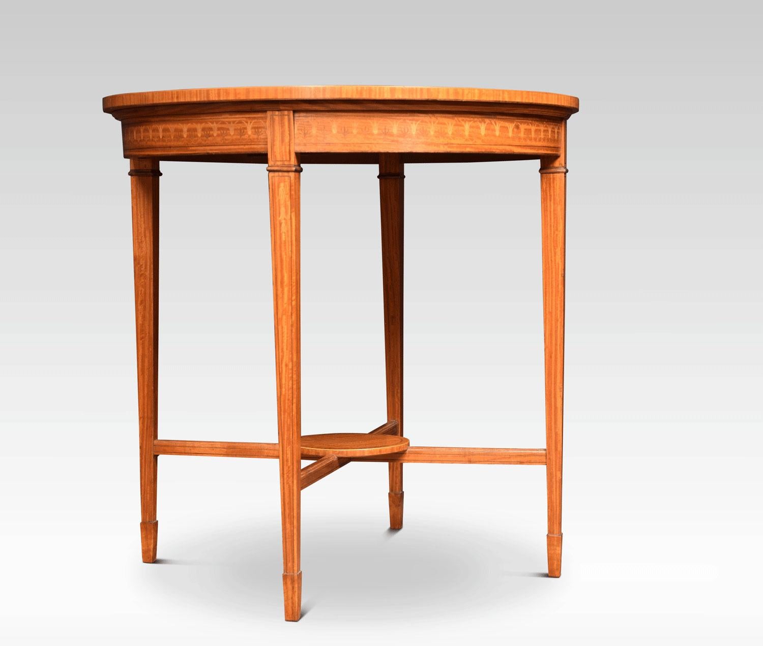 Edwardianischer Tisch mit Intarsien aus satiniertem Holz. Die runde, kreuzförmige Platte wird von einem Buchsbaum- und Hartholz-Blumenmotiv inmitten einer Hasenglöckchen-Girlande eingerahmt. Das Ganze steht auf vier quadratischen, spitz zulaufenden