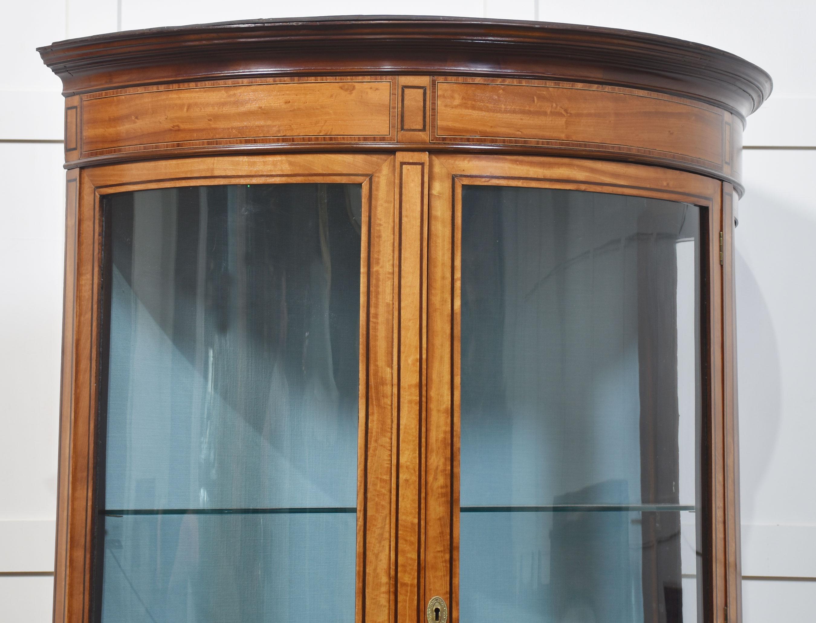 Satinwood inlaid display cabinet in vendita 5