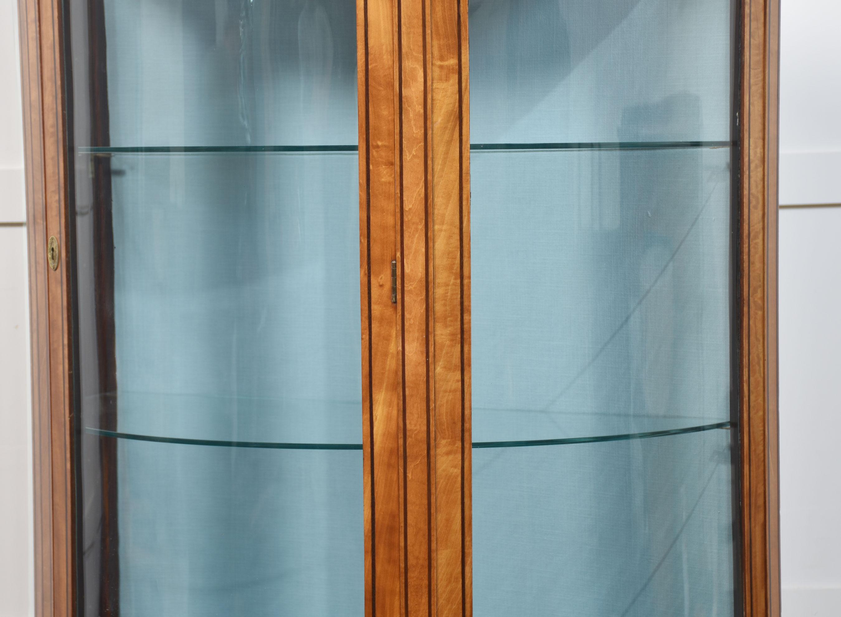 Satinwood inlaid display cabinet in vendita 9