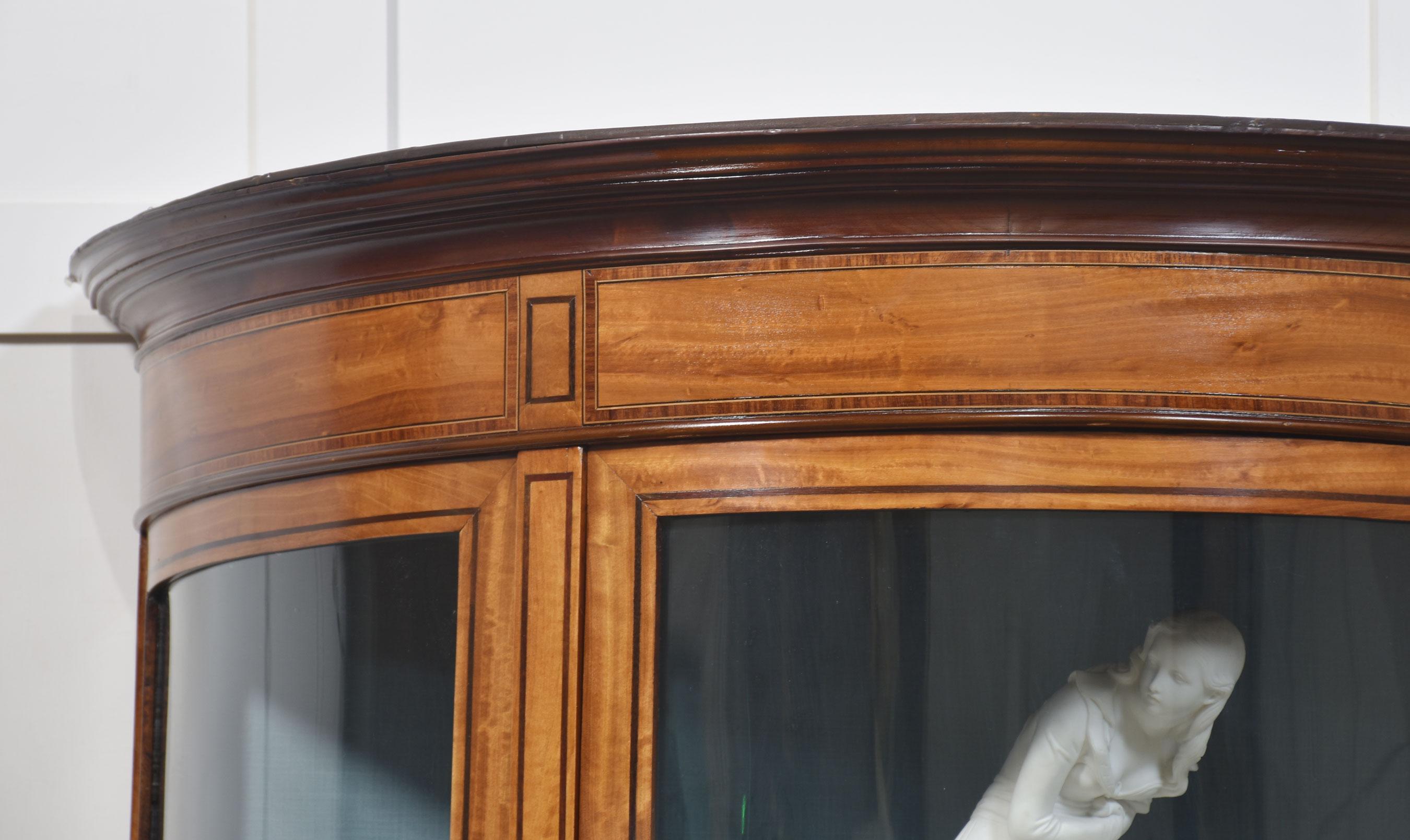 Britannico Satinwood inlaid display cabinet in vendita