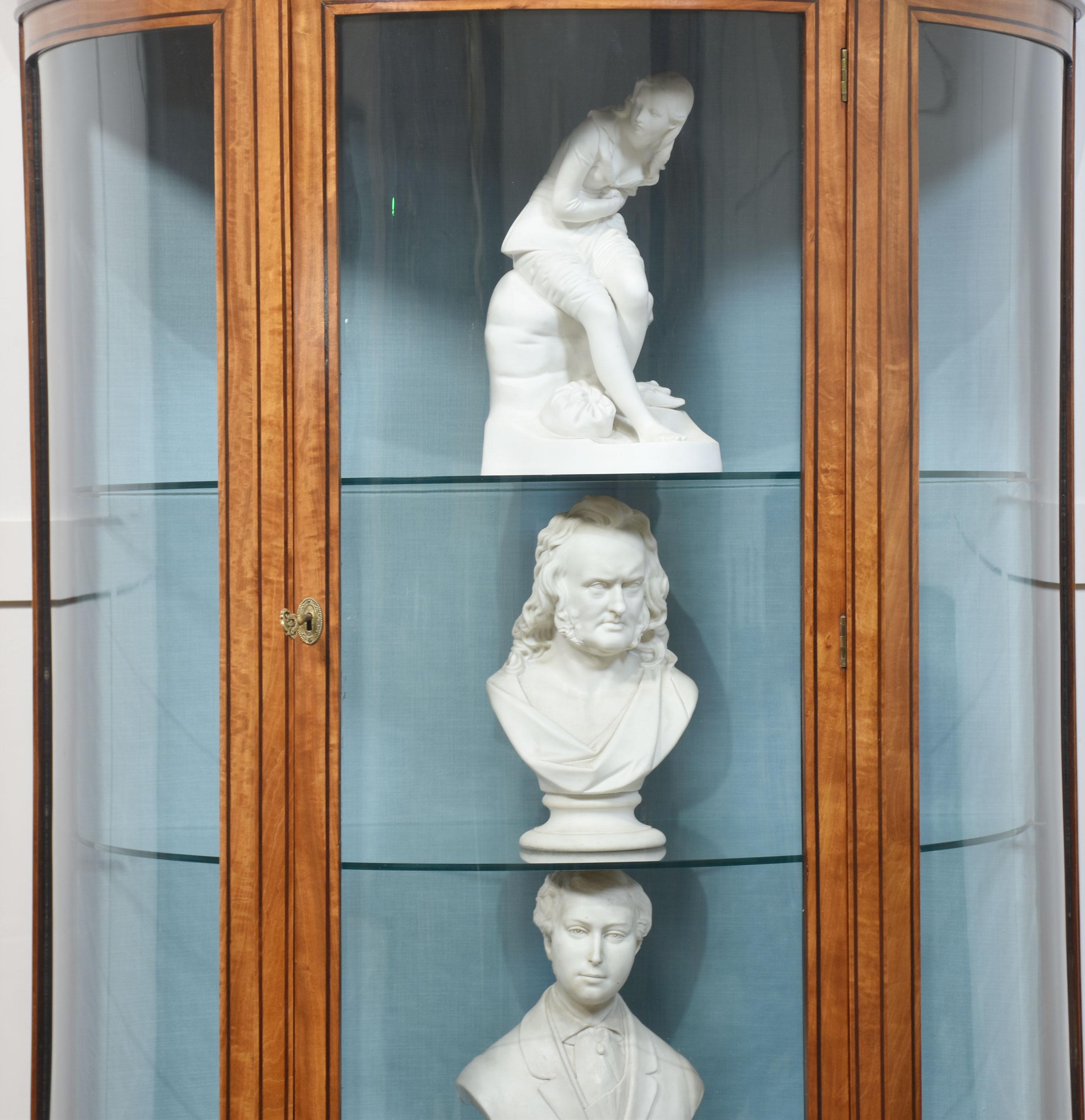 Satinwood inlaid display cabinet In condizioni buone in vendita a Cheshire, GB