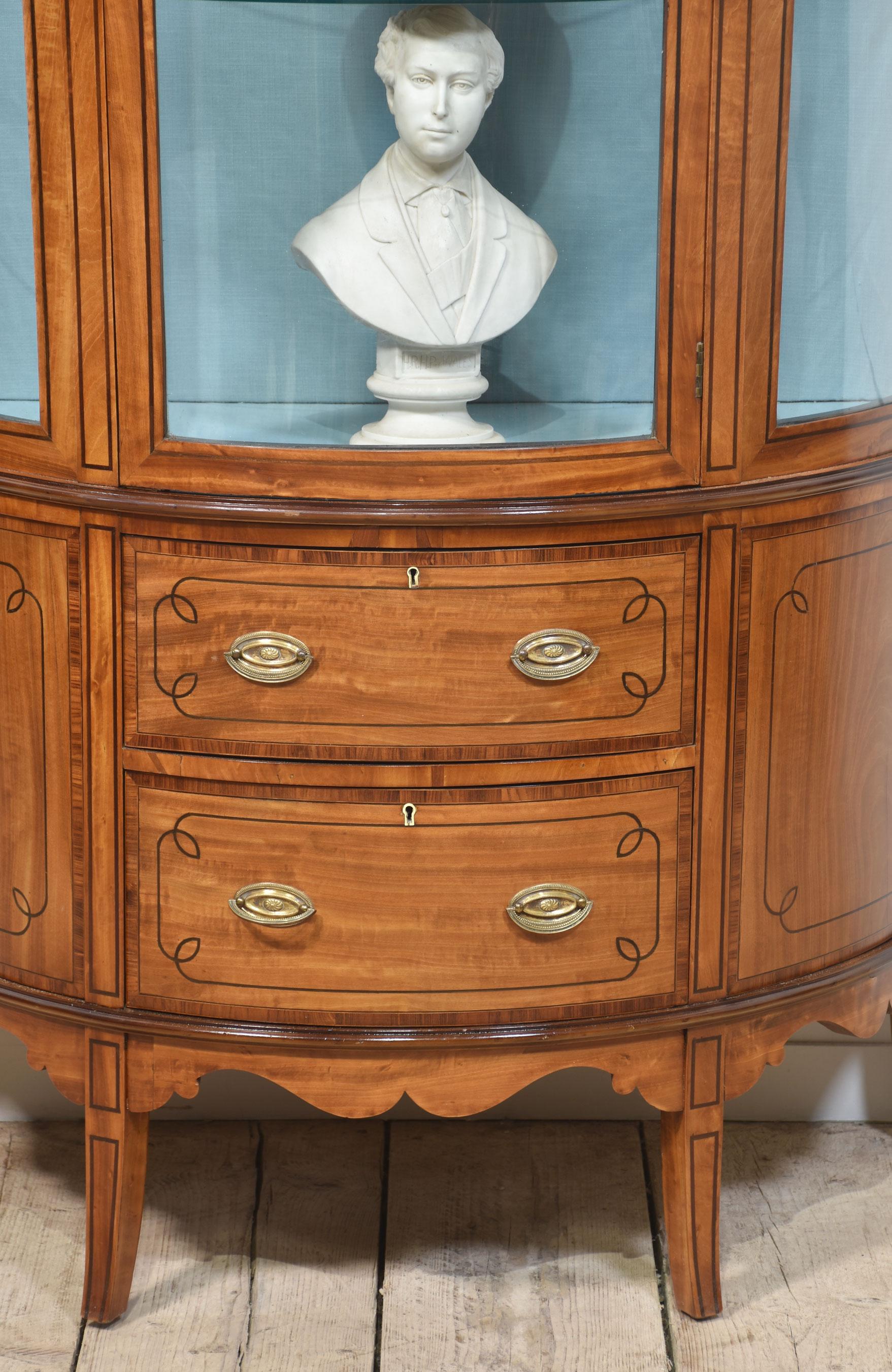 XX secolo Satinwood inlaid display cabinet in vendita