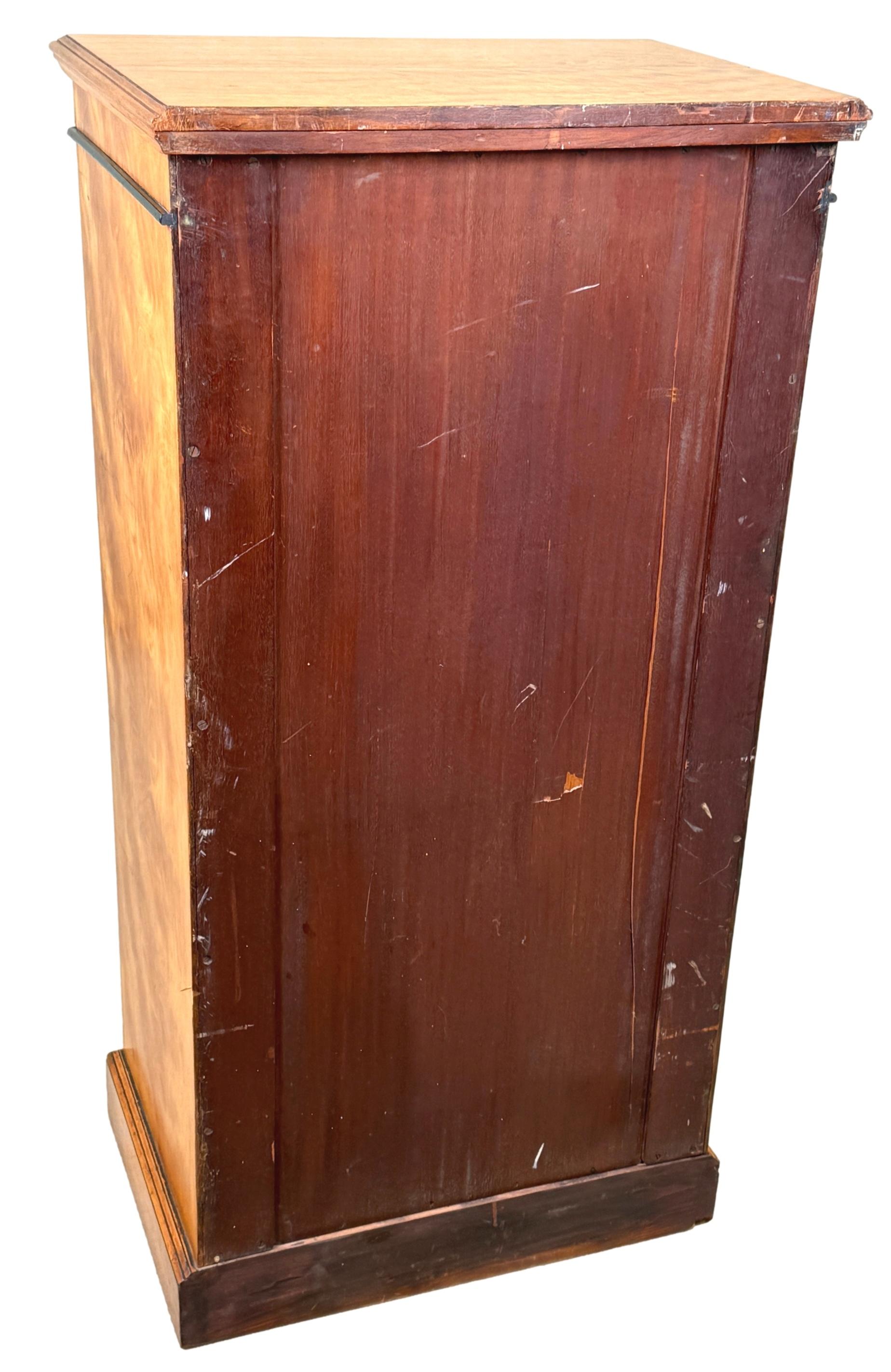 Cómoda alta con pedestal de madera satinada de finales del siglo XIX en venta 4