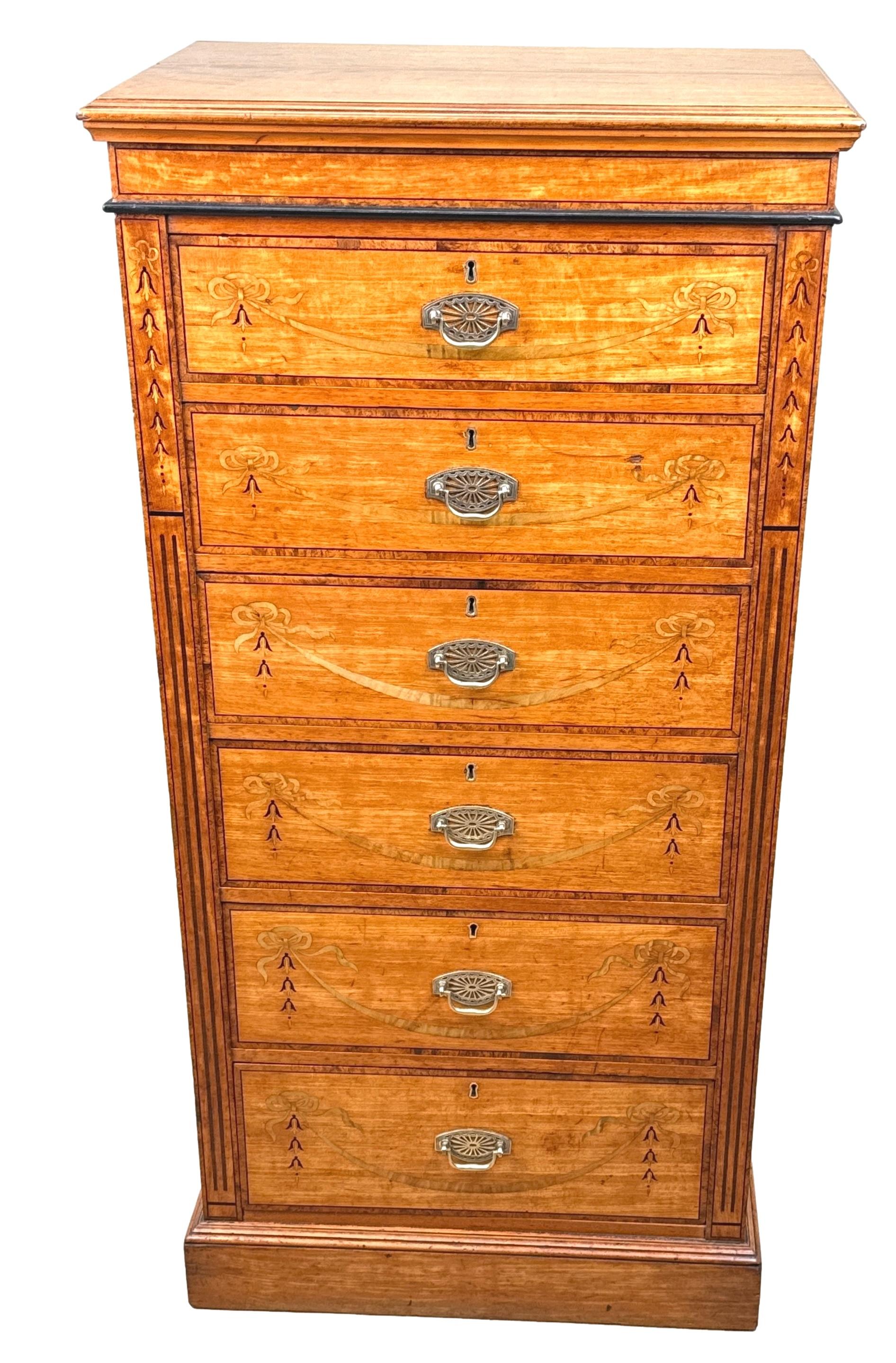 Cómoda alta con pedestal de madera satinada de finales del siglo XIX en venta 5