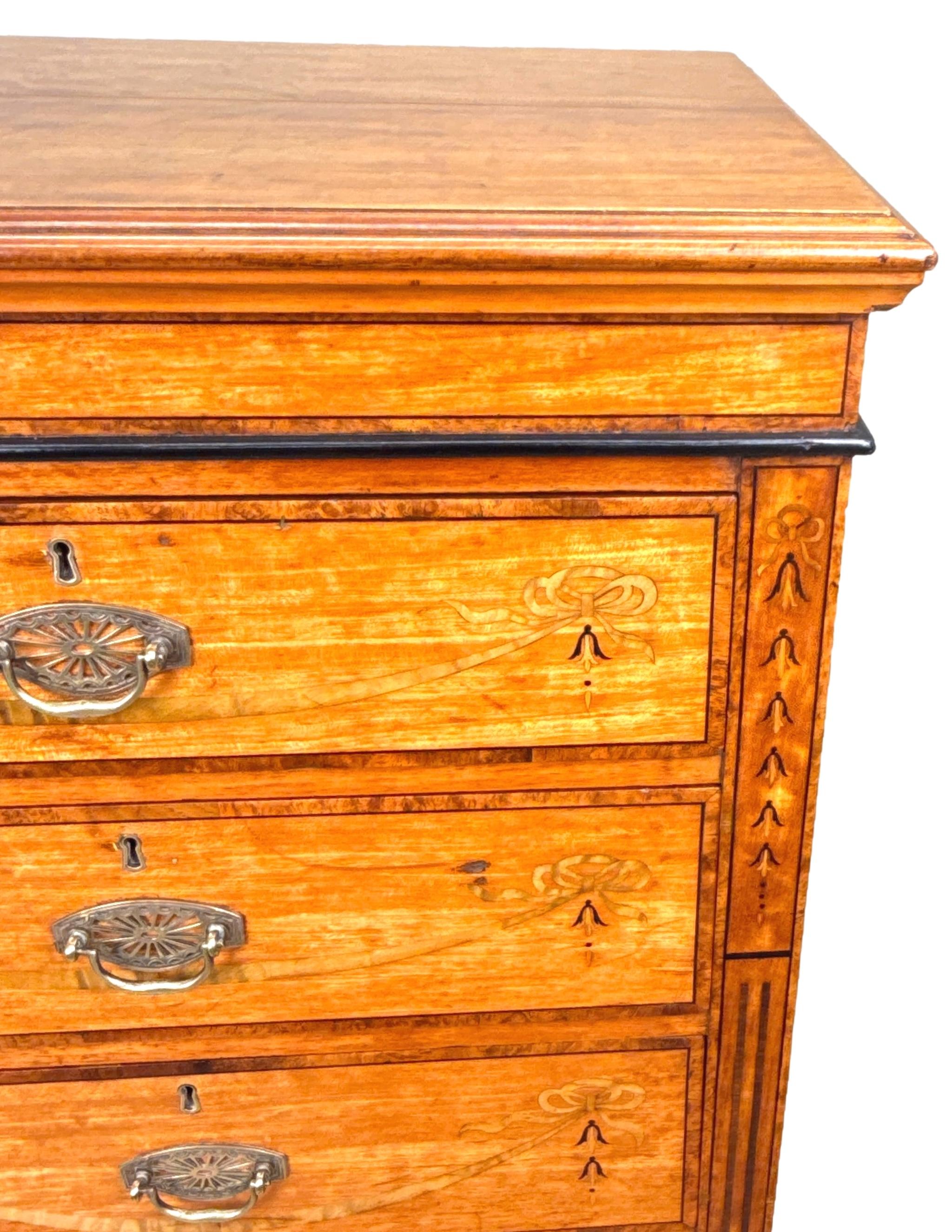 Cómoda alta con pedestal de madera satinada de finales del siglo XIX Eduardiano en venta