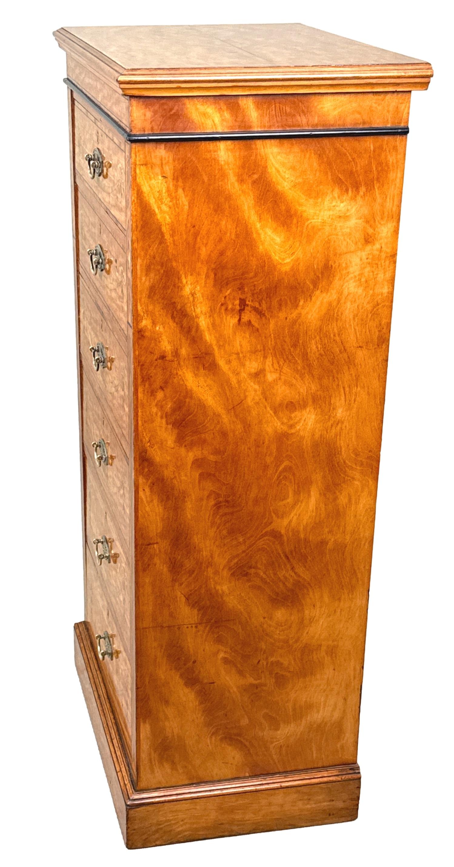 Cómoda alta con pedestal de madera satinada de finales del siglo XIX Madera satinada en venta