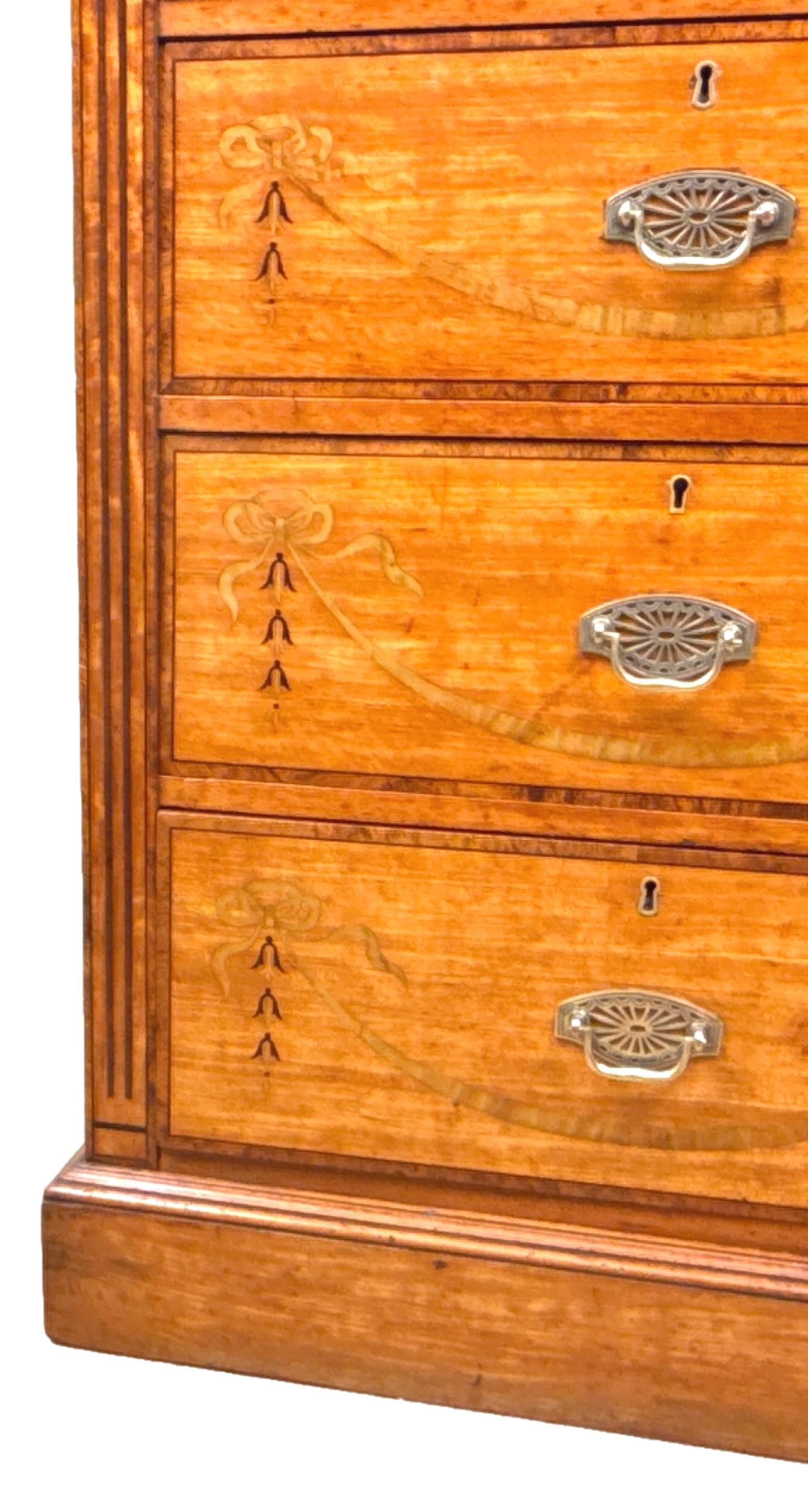 Cómoda alta con pedestal de madera satinada de finales del siglo XIX en venta 1