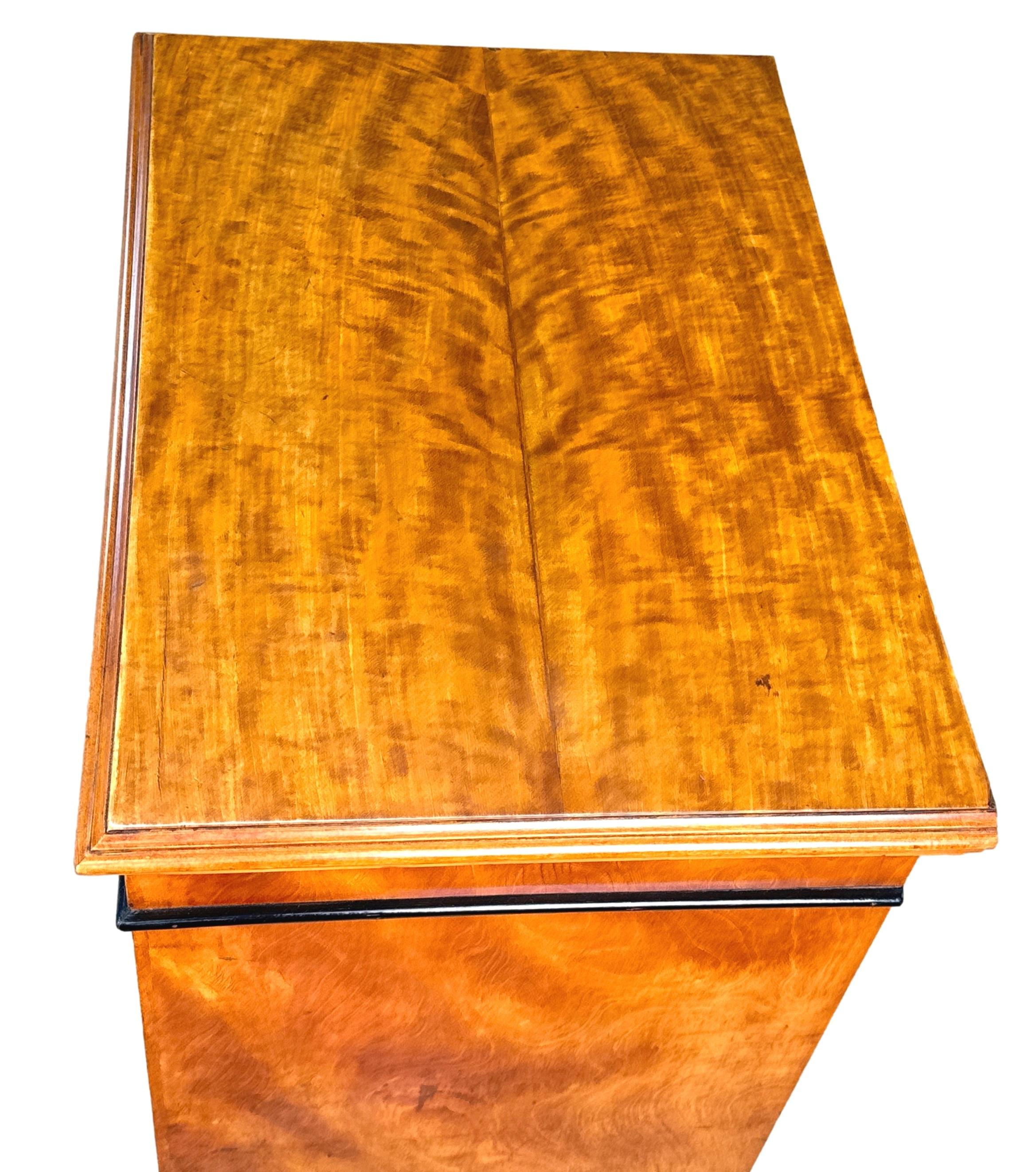 Cómoda alta con pedestal de madera satinada de finales del siglo XIX en venta 2