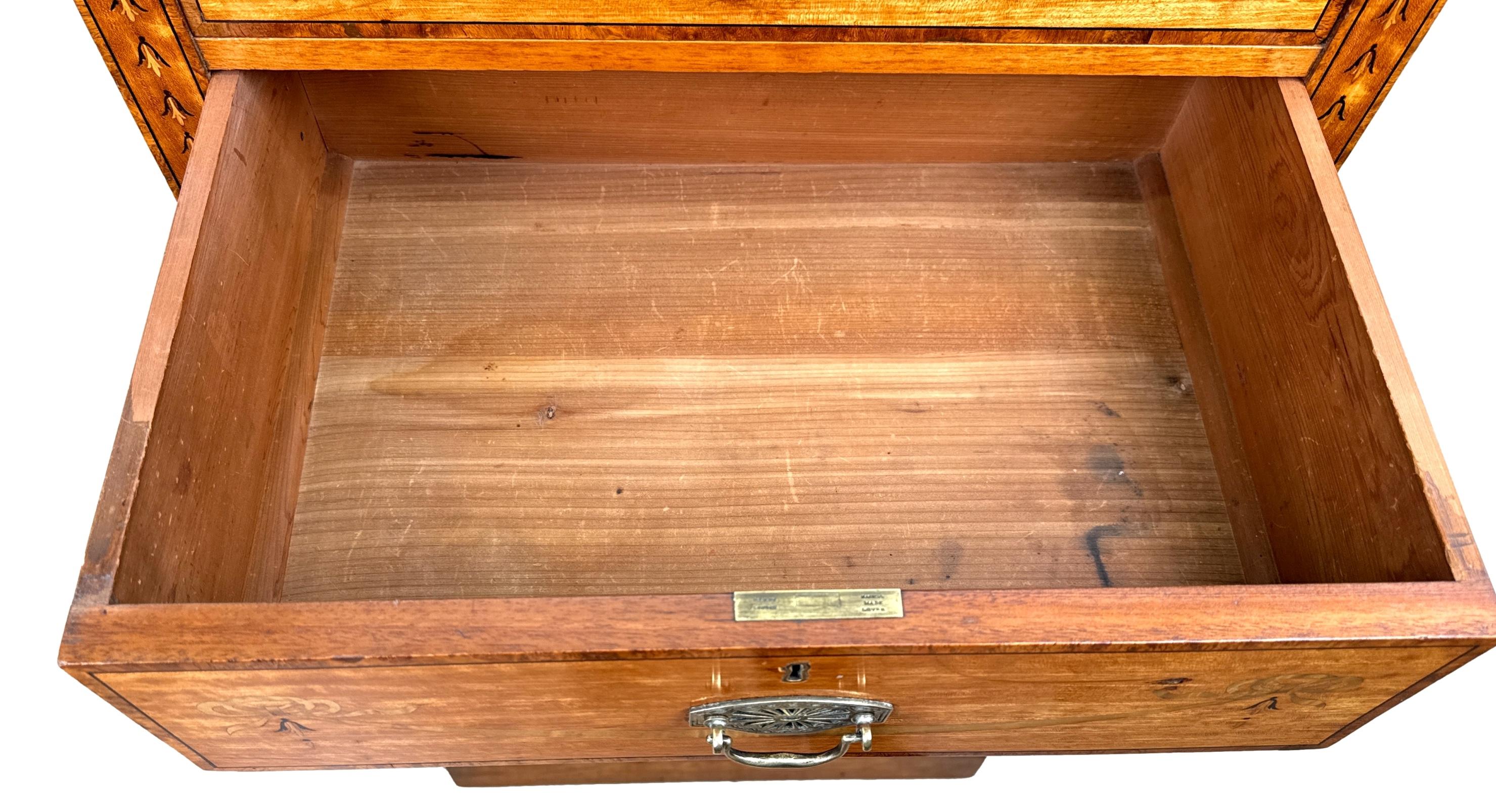 Cómoda alta con pedestal de madera satinada de finales del siglo XIX en venta 3