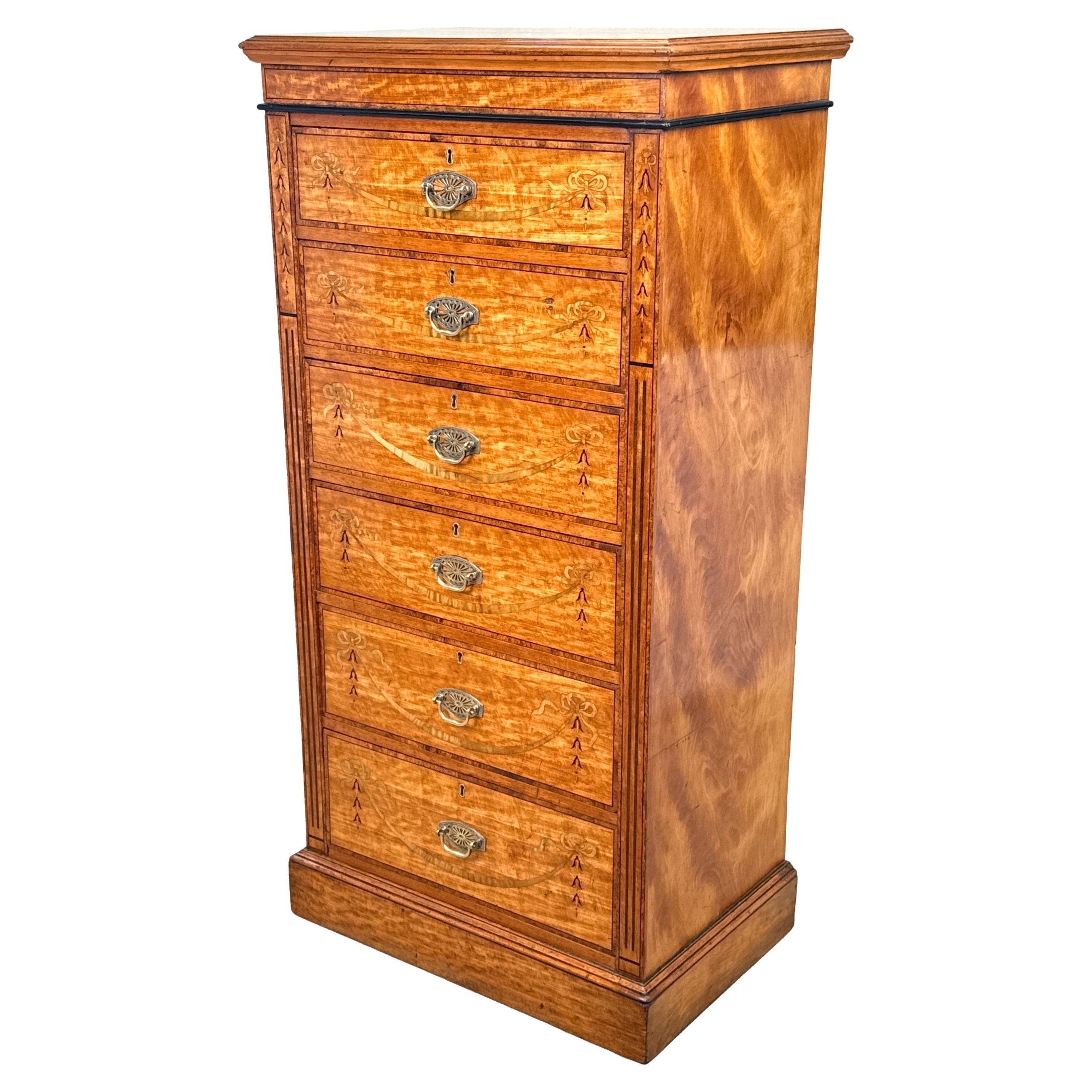 Cómoda alta con pedestal de madera satinada de finales del siglo XIX
