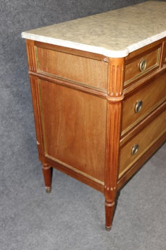 Commode de style Louis XVI en bois de satin avec dessus en marbre et garniture en laiton de la Maison Jansen