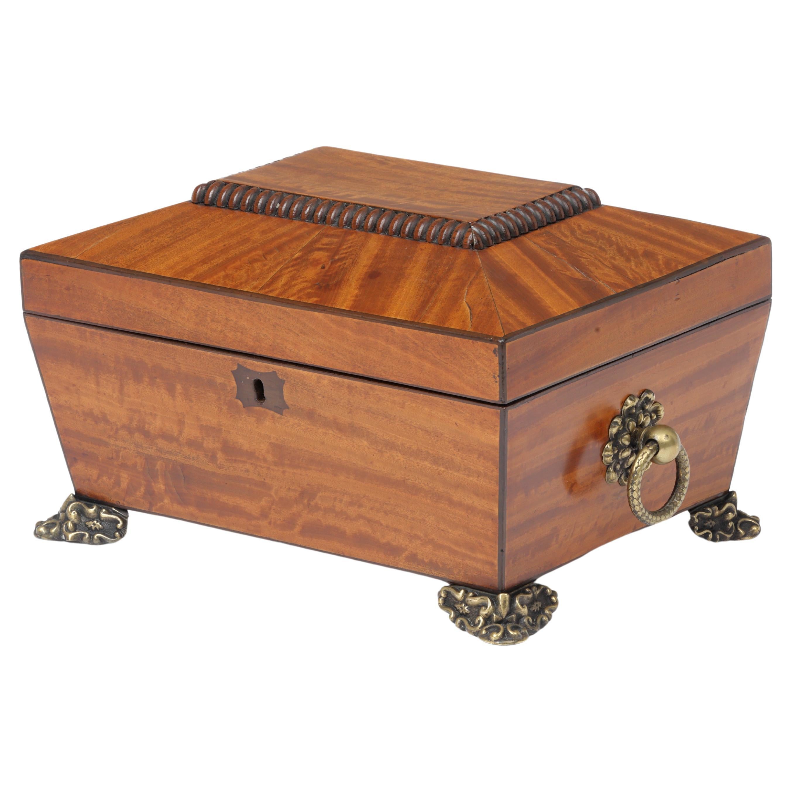 Caja de madera satinada para labores de aguja o joyería