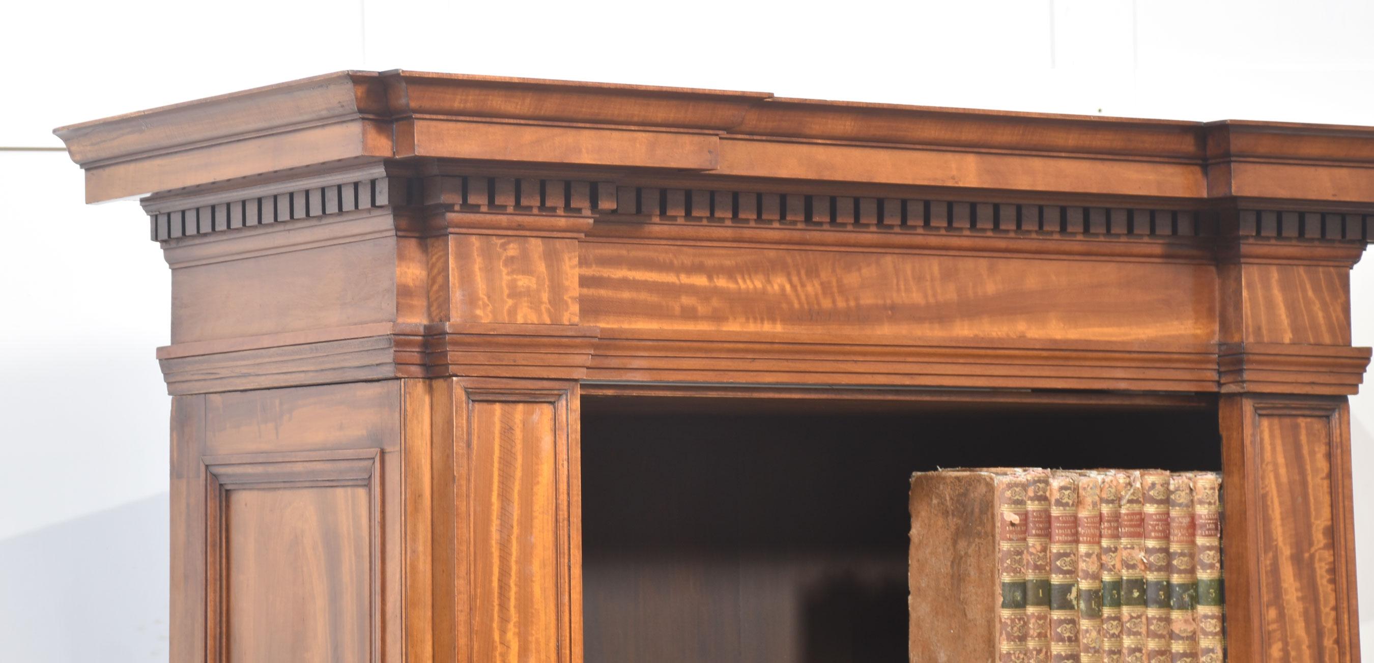 Satinwood open bookcase In Good Condition For Sale In Cheshire, GB