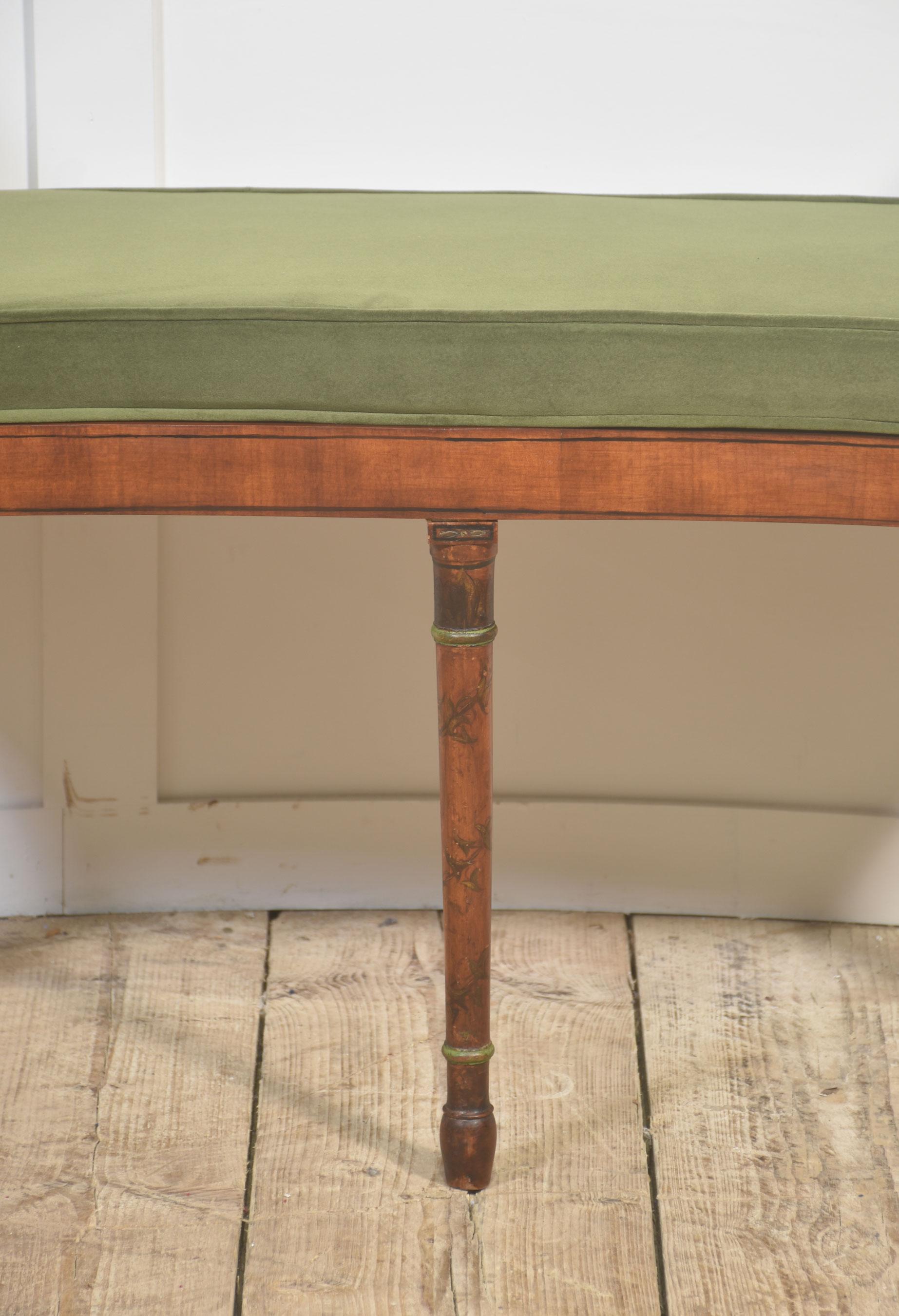 Britannique Tabouret en bois satiné peint en vente