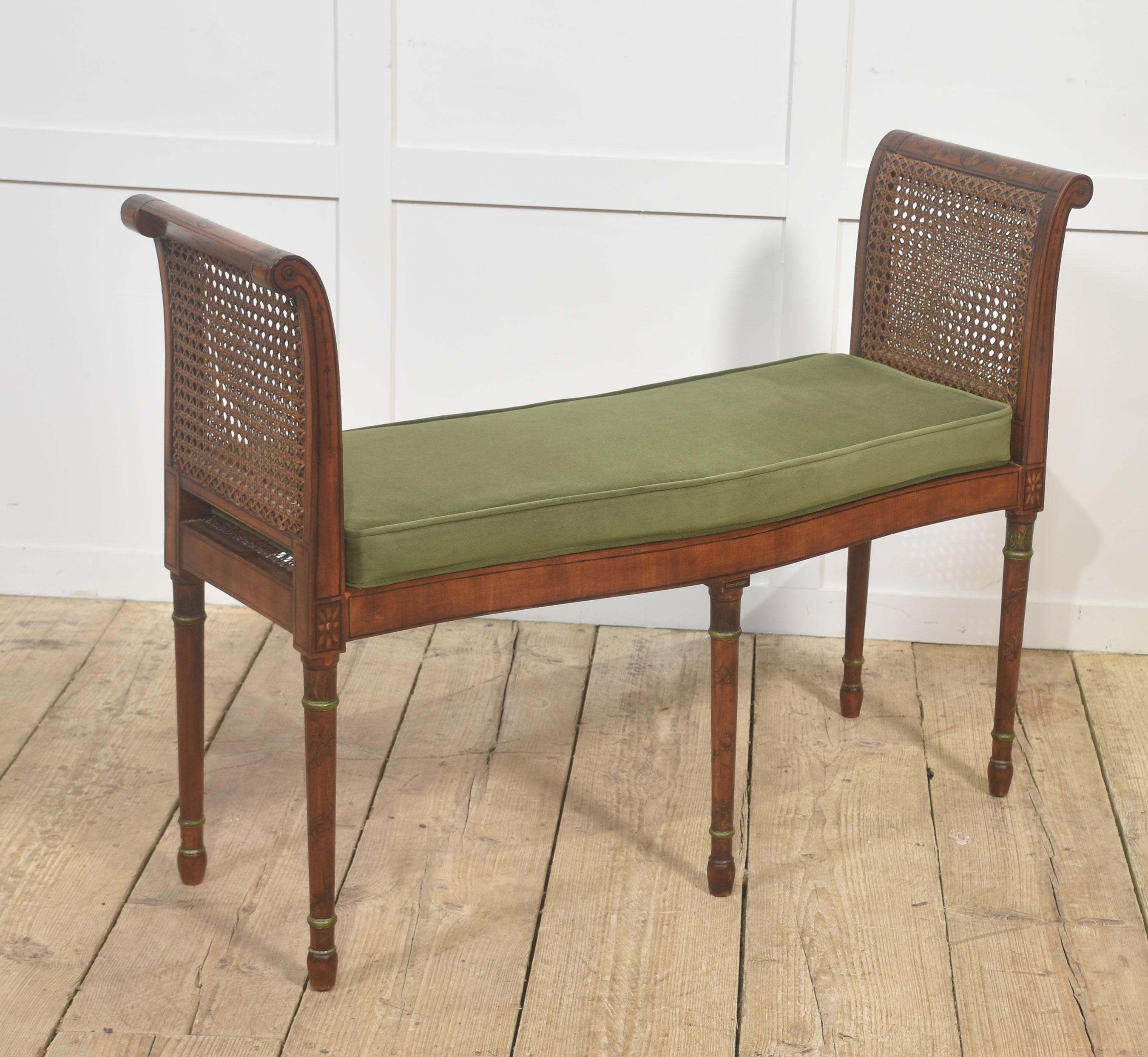 20ième siècle Tabouret en bois satiné peint en vente