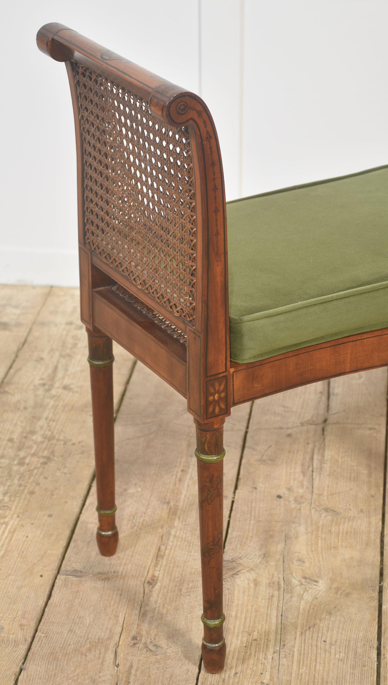 Tabouret en bois satiné peint en vente 1