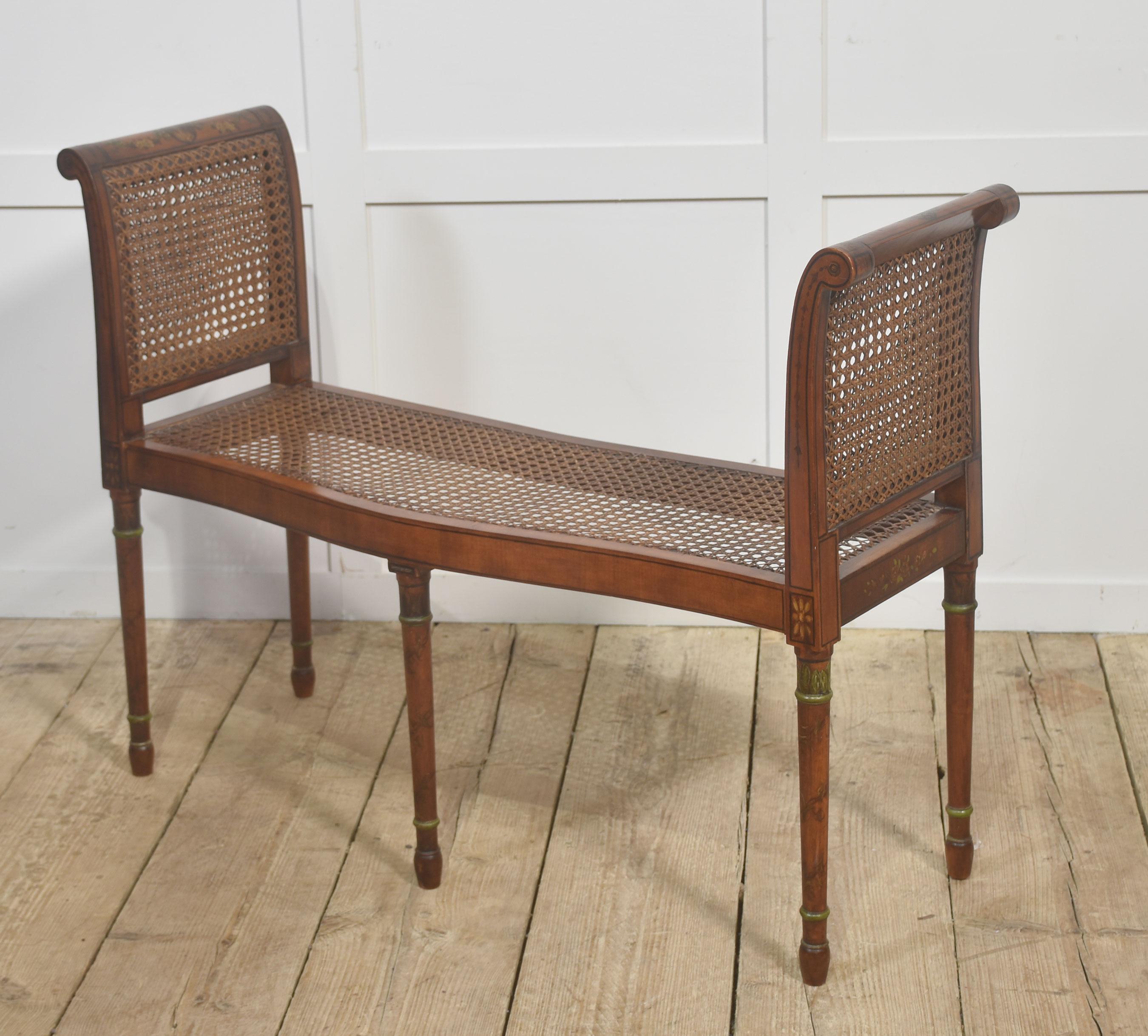 Tabouret en bois satiné peint en vente 2