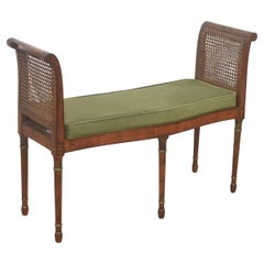 Sgabello verniciato in legno satinato