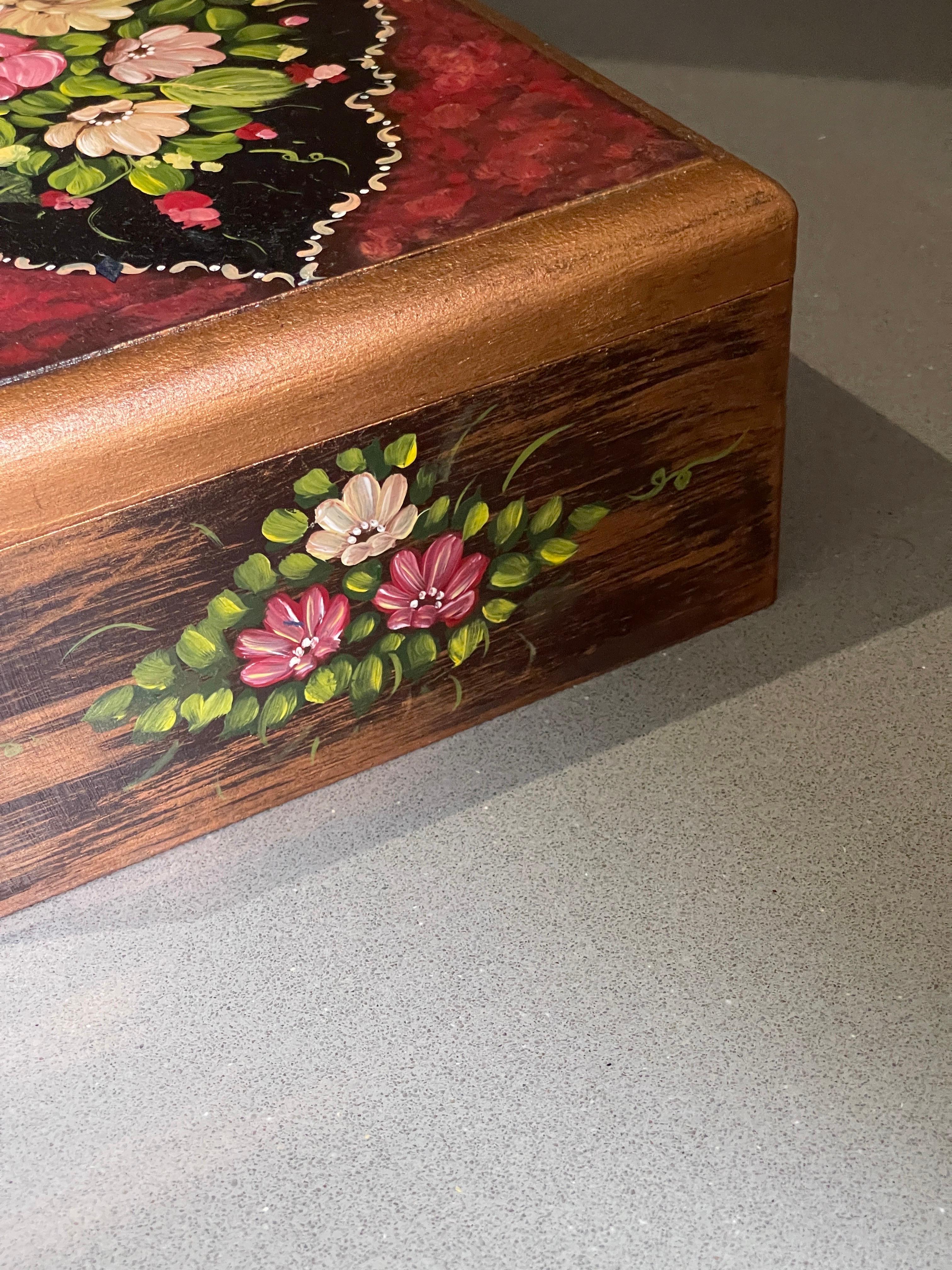 Vintage-Teedose/Kasten mit Muschelschale, Art & Craft-Blumen- Hühner-Handgemälde, Vintage  (Arts and Crafts) im Angebot