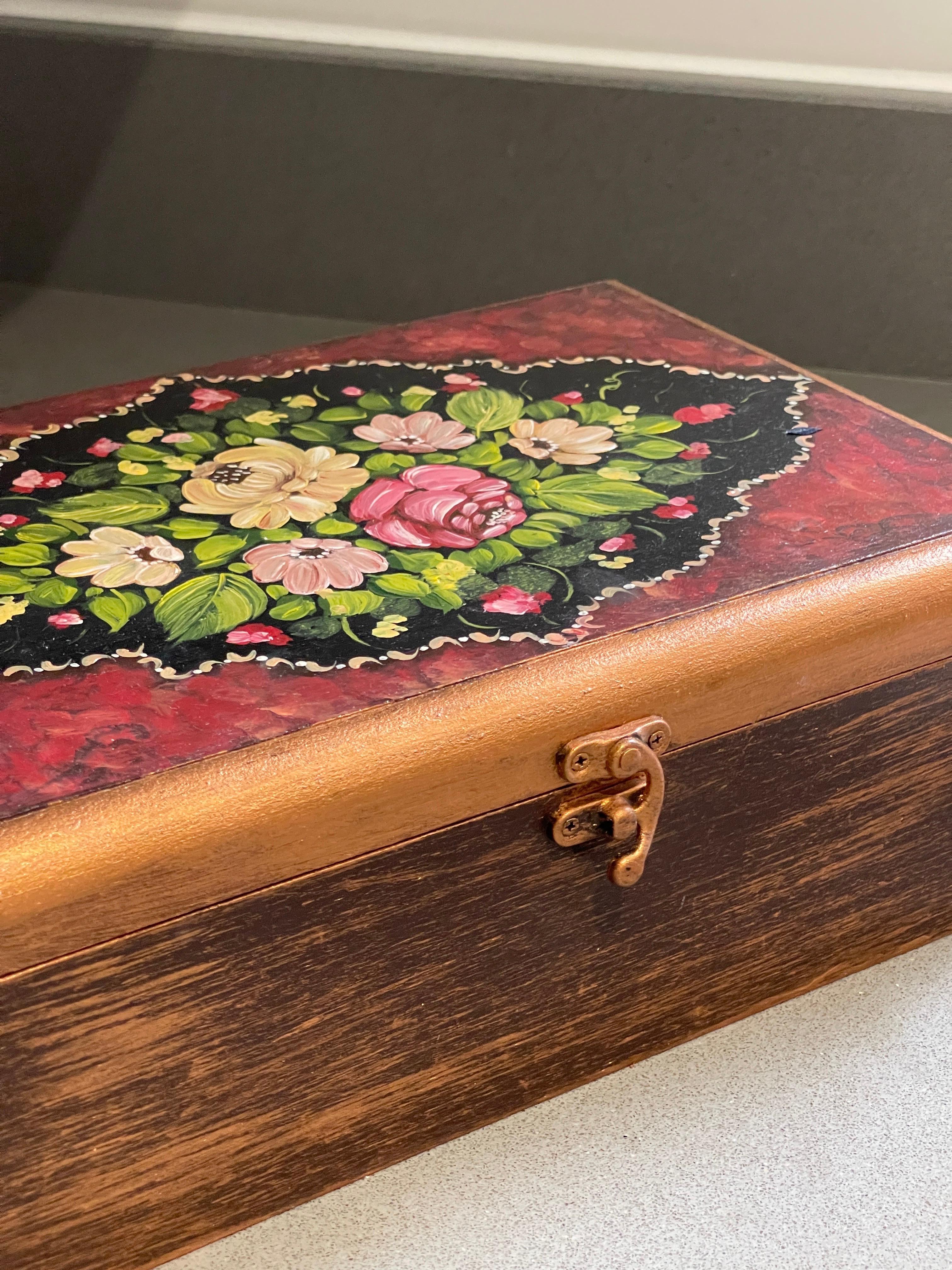 Vintage Tea Caddy Box Conch Shell Art & Craft Flower Chicken Hand Painting  In Excellent Condition For Sale In Hampshire, GB
