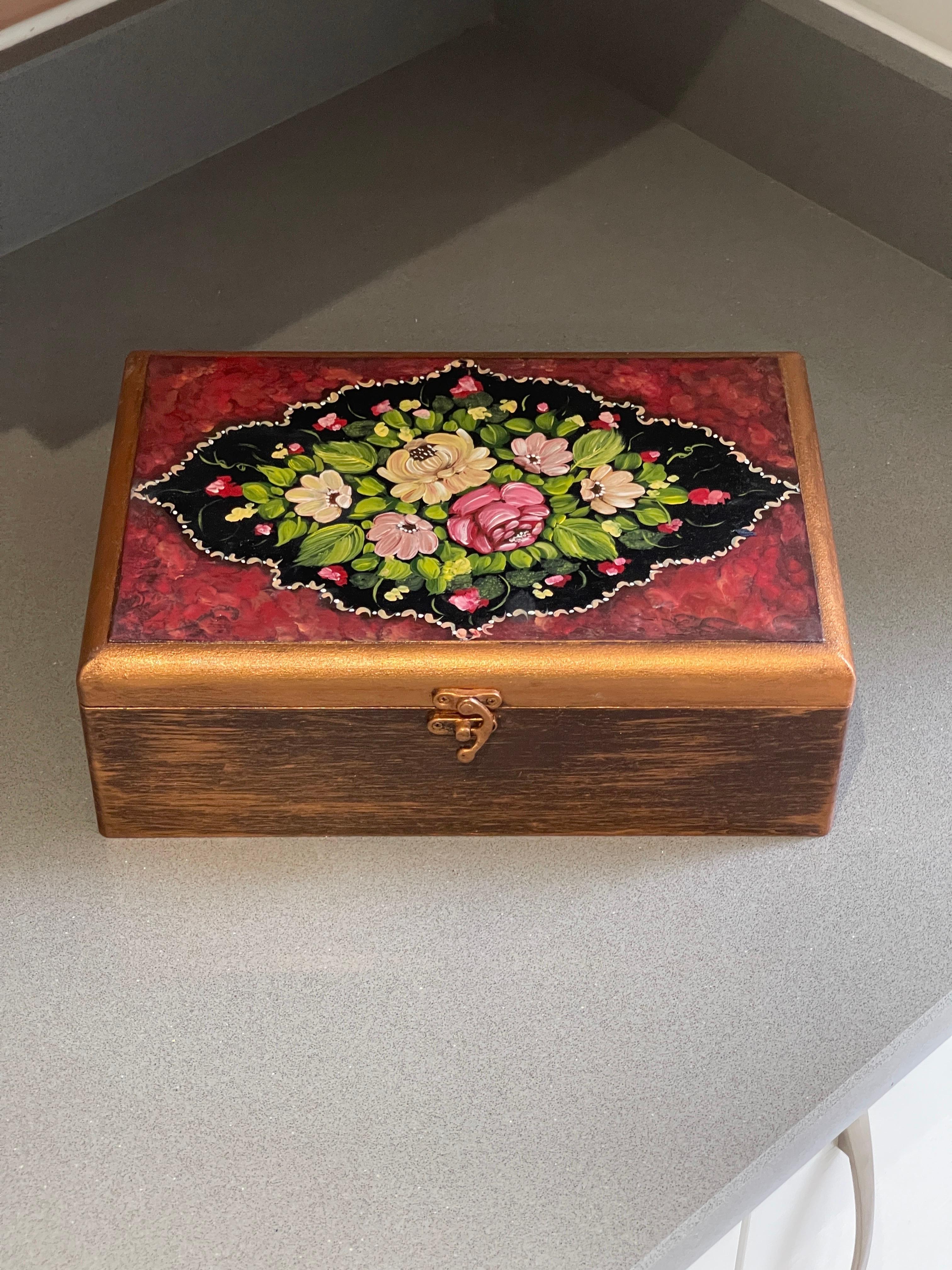 20th Century Vintage Tea Caddy Box Conch Shell Art & Craft Flower Chicken Hand Painting  For Sale