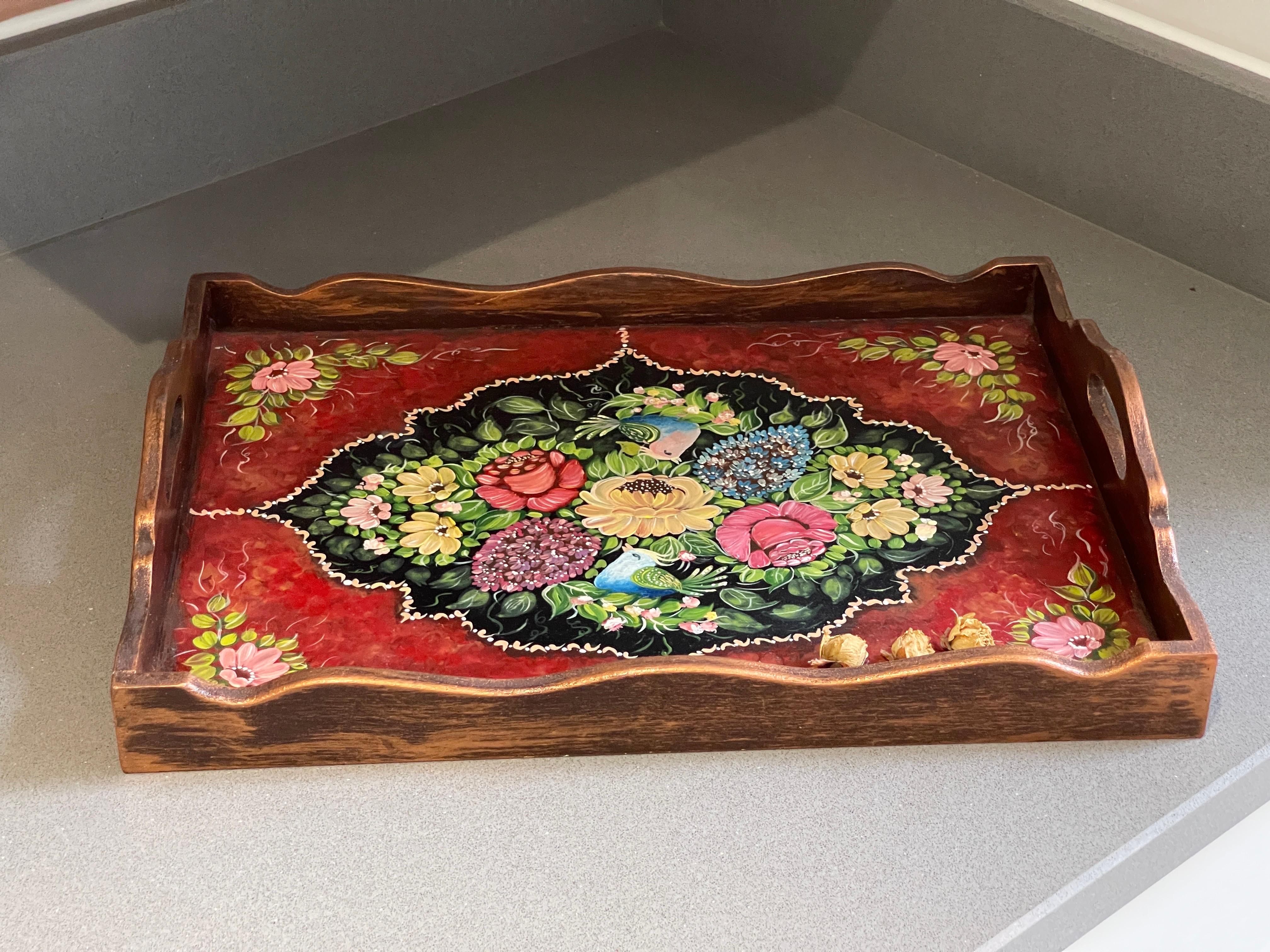 Orientalisches Vintage-Teetablett mit Blumen- und Hühnermuster, handbemalt, Holzserviertablett (Arts and Crafts) im Angebot