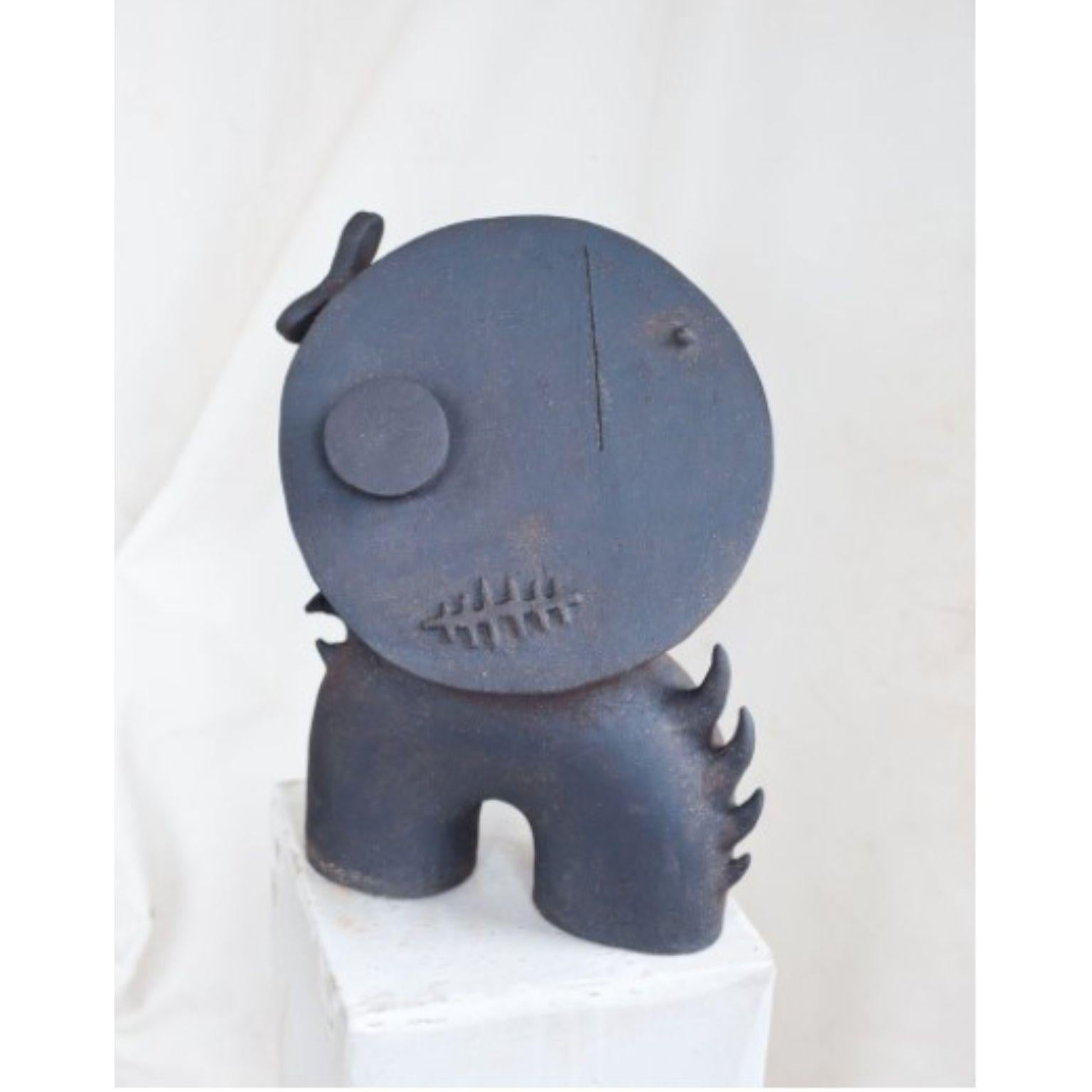 Scultura Satori 11 di Noe Kuremoto
Materiali: Scultura in terracotta
Dimensioni: D23 x W32 x H45 cm 

Quando le divinità montane giapponesi appaiono come bambini, sono conosciute come Satori. Satori può leggere la tua mente. Possono esprimere i tuoi