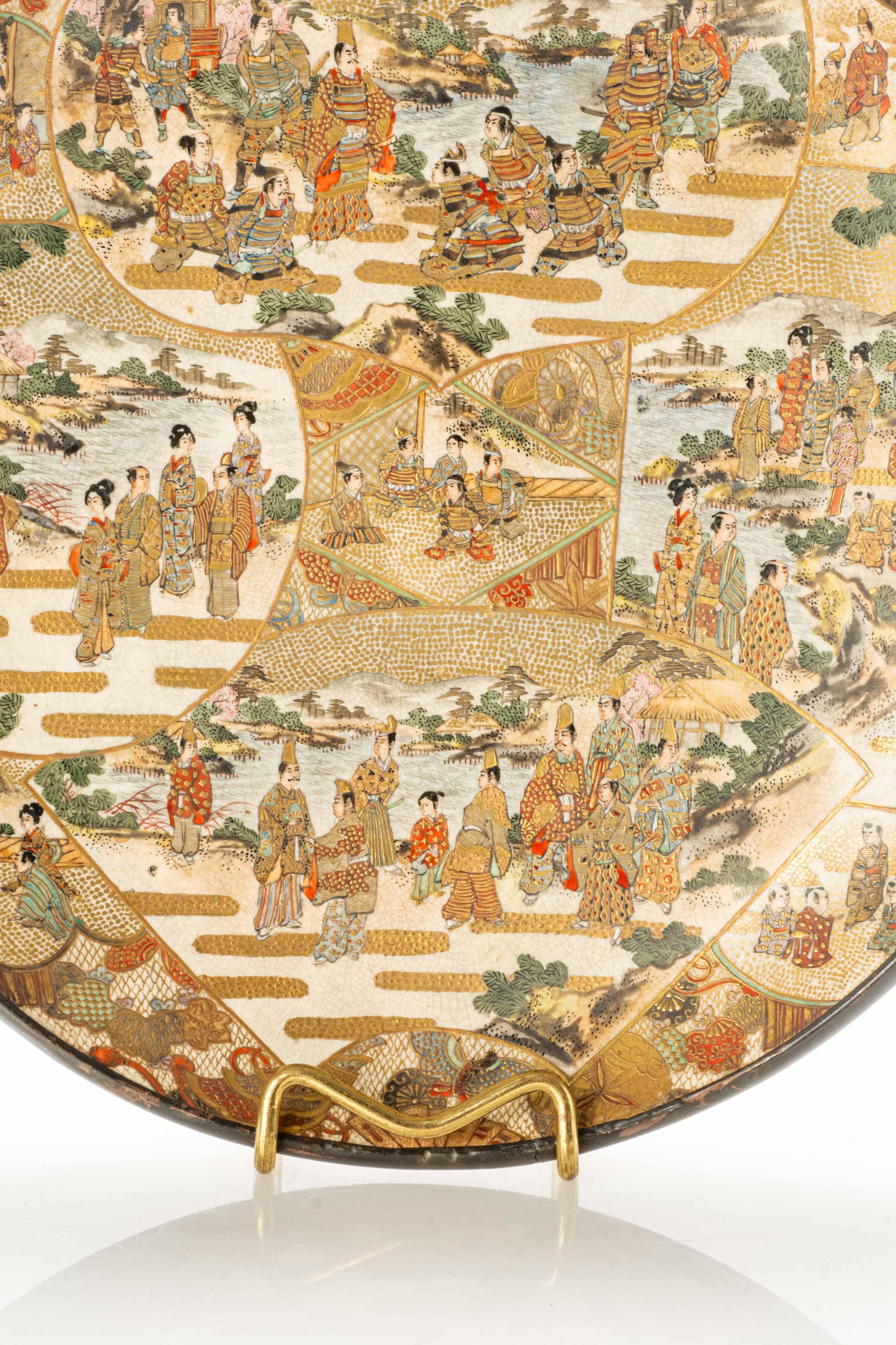 Satsuma ceramic plate adorned with polychrome and gold decorations In Excellent Condition For Sale In Milano, IT