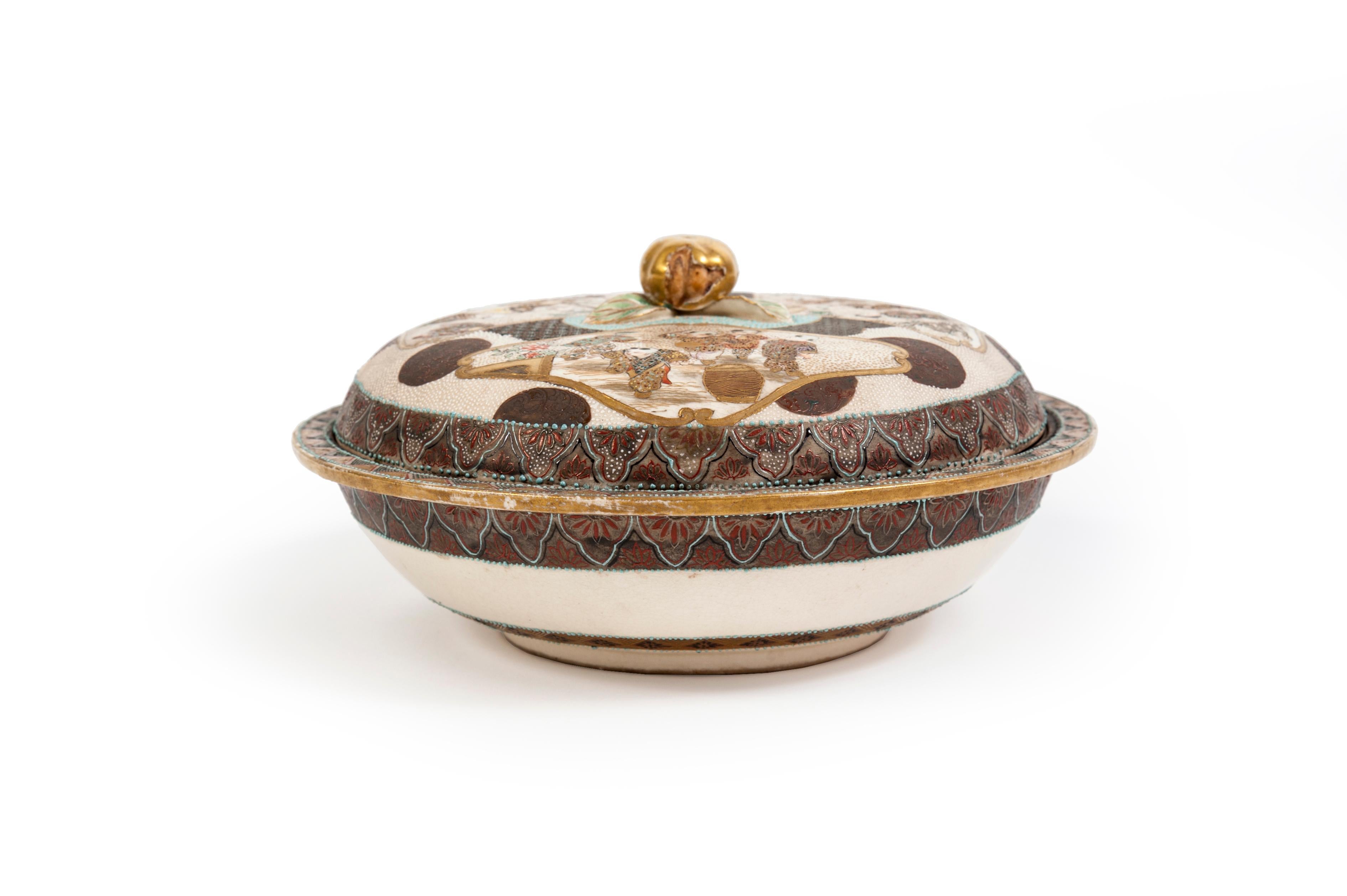 Satsuma-Dose mit Deckel, Porzellan, Japan, Ende 19.
Ende des 19. - Anfang des 20. Jahrhunderts
Südjapan, Satsuma
Porzellan und polychrome Emaillen, Teilvergoldung

Diese schöne überdachte Schachtel mit weißem Hintergrund stammt aus den
