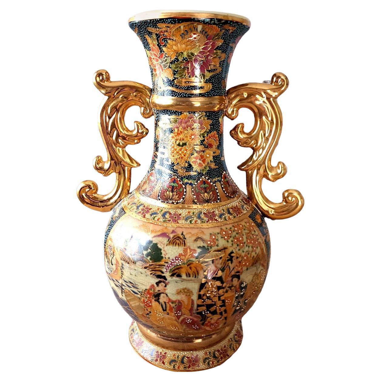 Satsuma Steingut-Vase, vergoldet, handbemalt mit doppeltem Henkel im Angebot