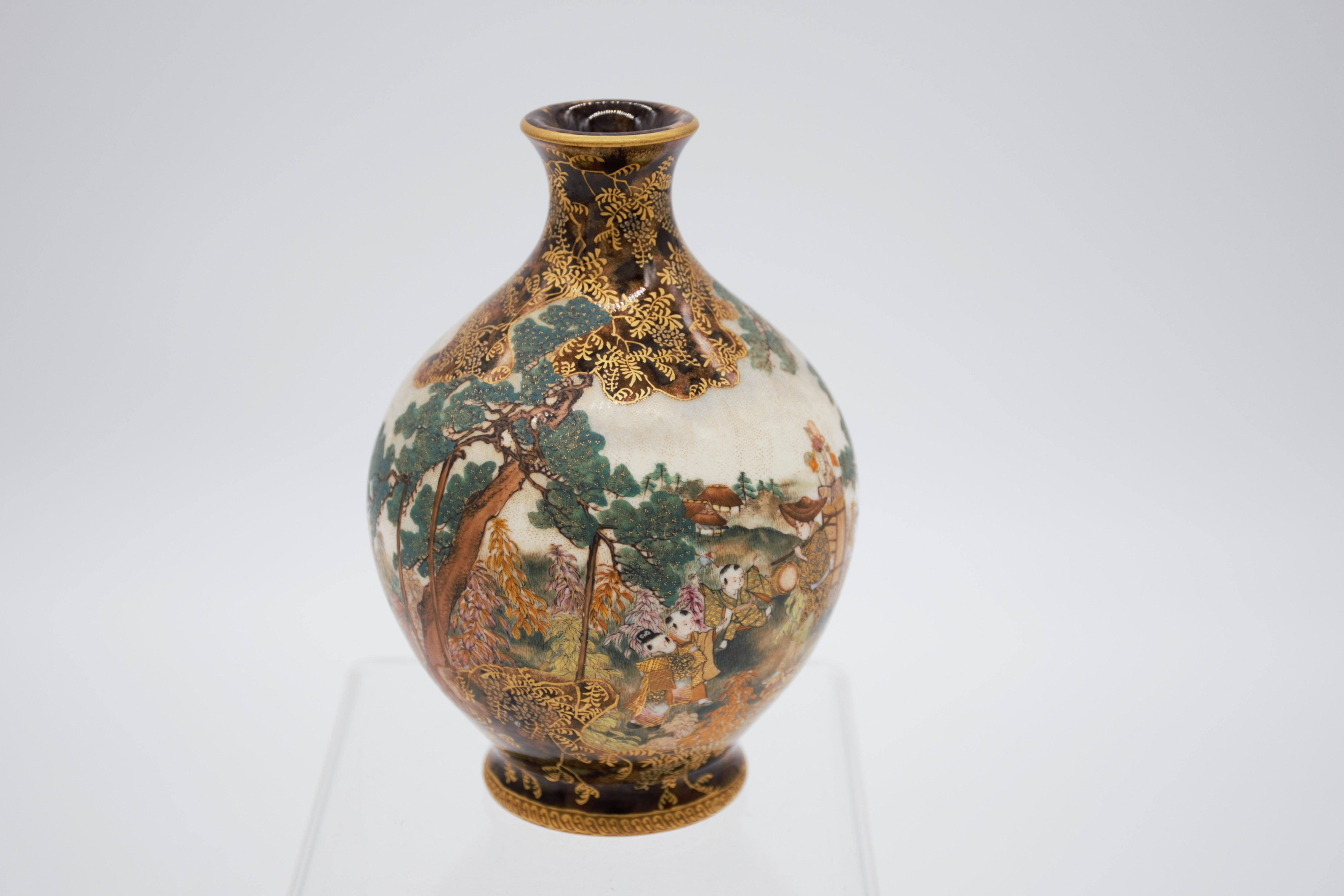 the body of this small marvelous vase is painted with a scene of a puppet show vendor with his wood backpack, on top of the backpack there are toys and dolls, he is surrounded with a group of 6 children, and on the background you can see a