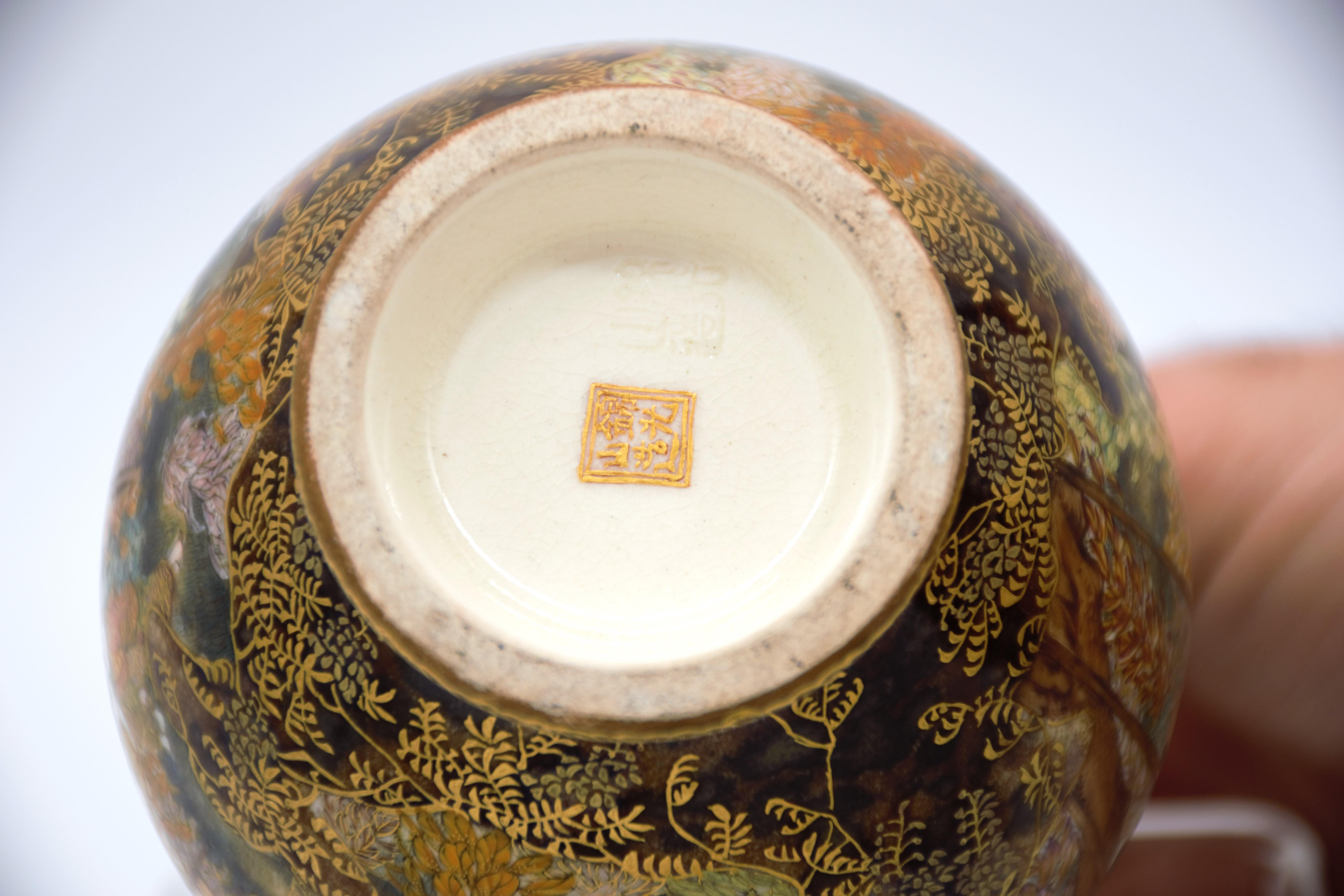 Satsuma earthenware vase by kinkozan, Meiji period In Excellent Condition For Sale In Tel Aviv - Jaffa, IL