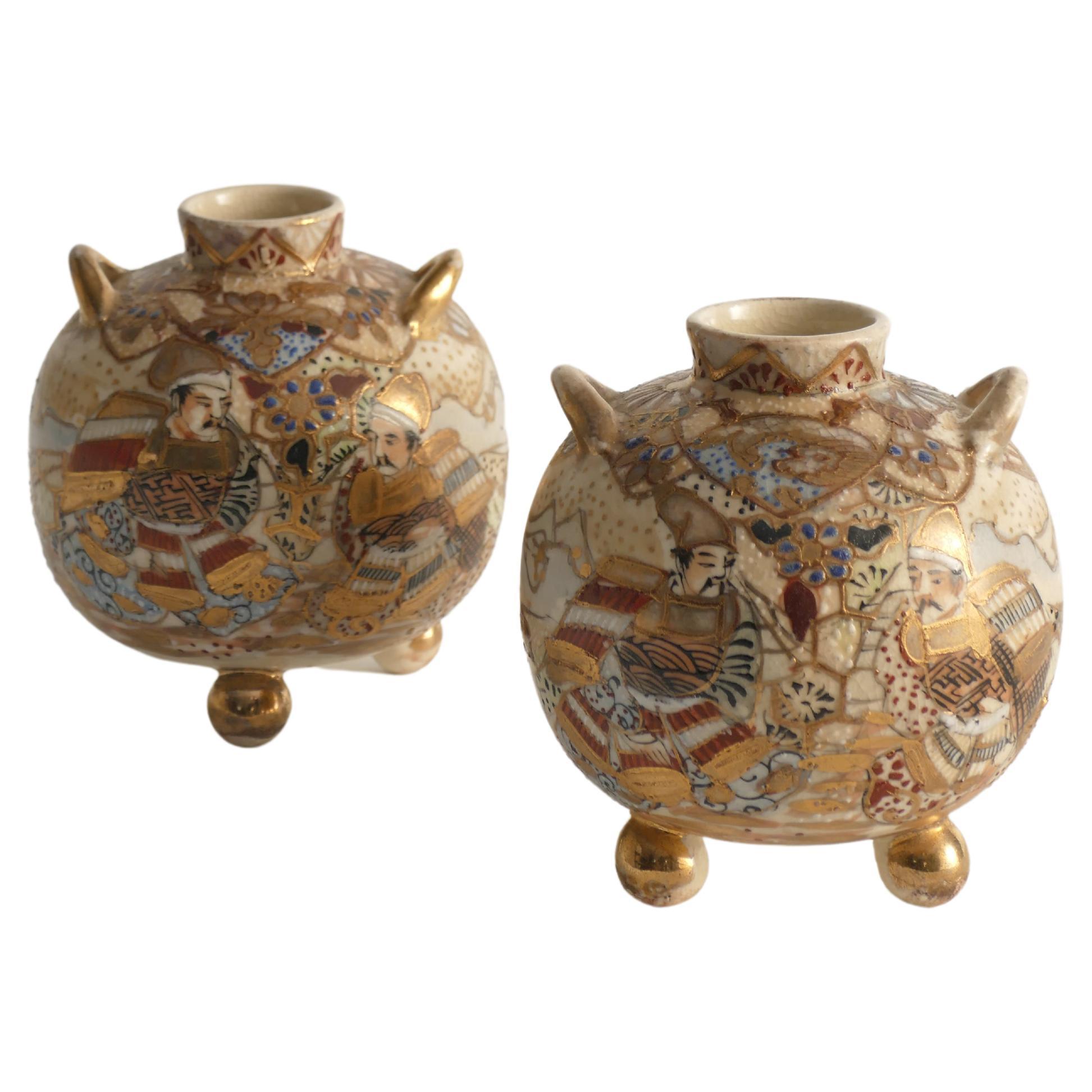 Questi graziosi vasi rotondi sono realizzati in terracotta giallastra e presentano un design policromo dipinto a mano, con ammezzi e pezzi figurativi con ricche decorazioni dorate in rilievo. Ogni vaso raffigura due uomini in abiti meravigliosamente